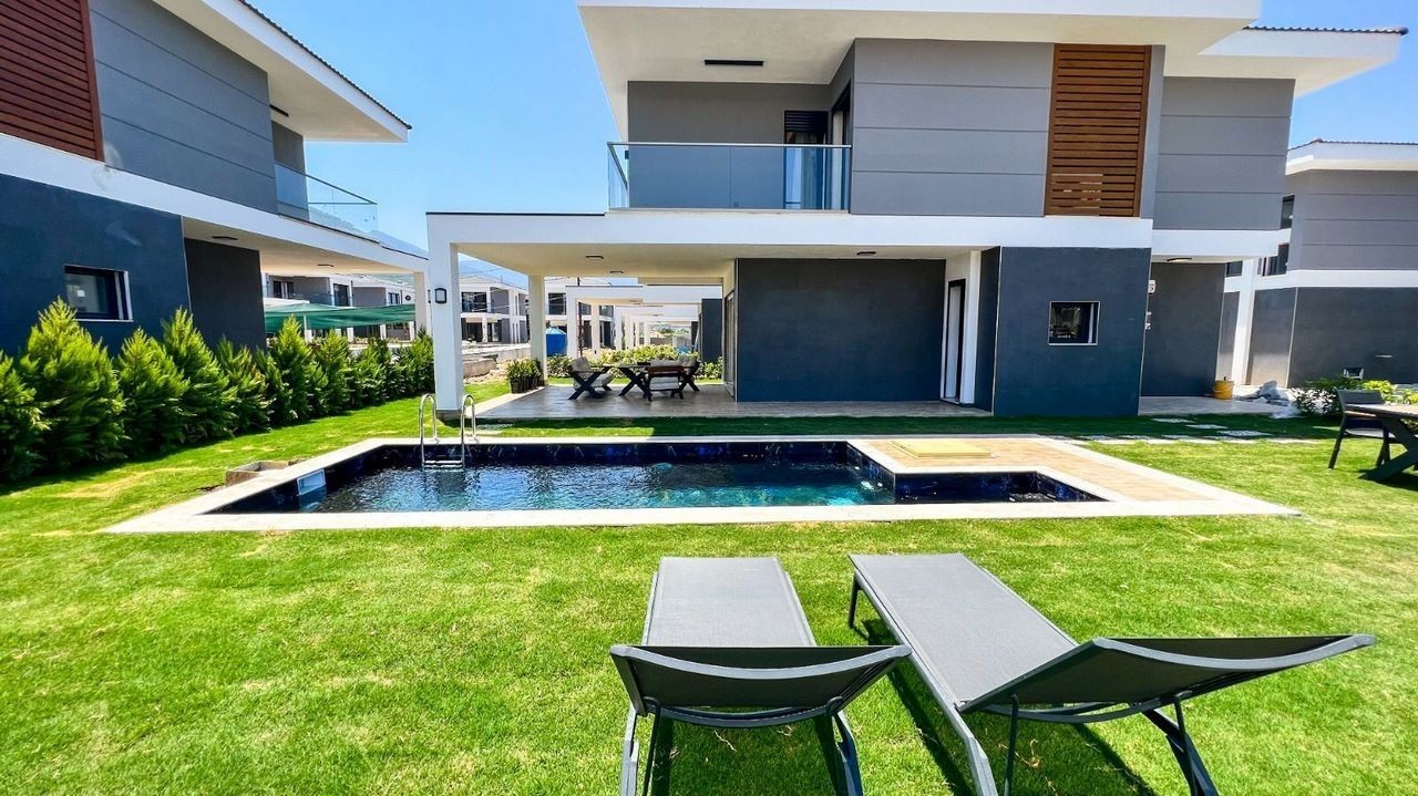 Detached Villa with Private Pool and Near the Sea