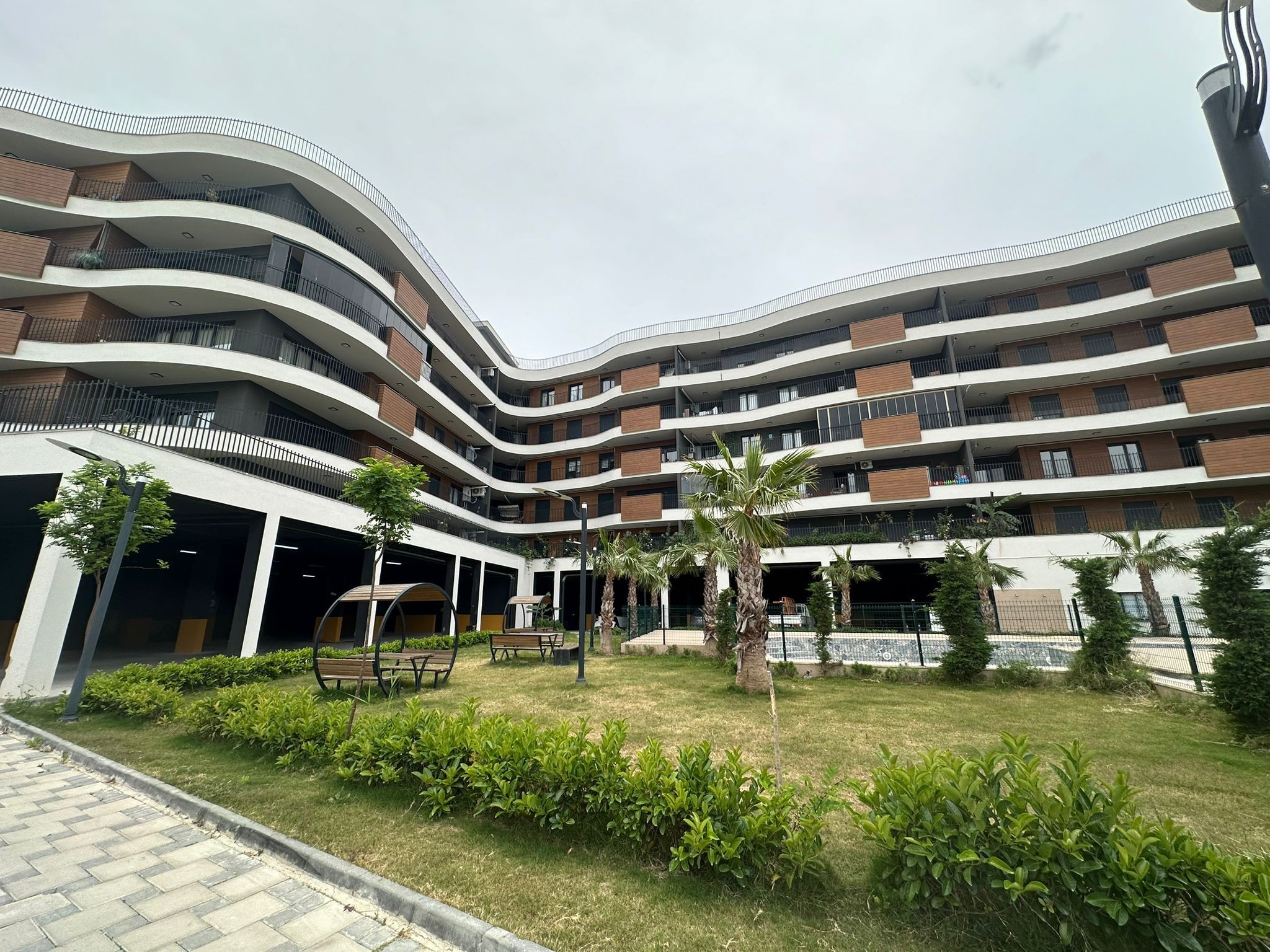 Prime Location in Kuşadası! Modern 2+1 Apartment with Pool and Security