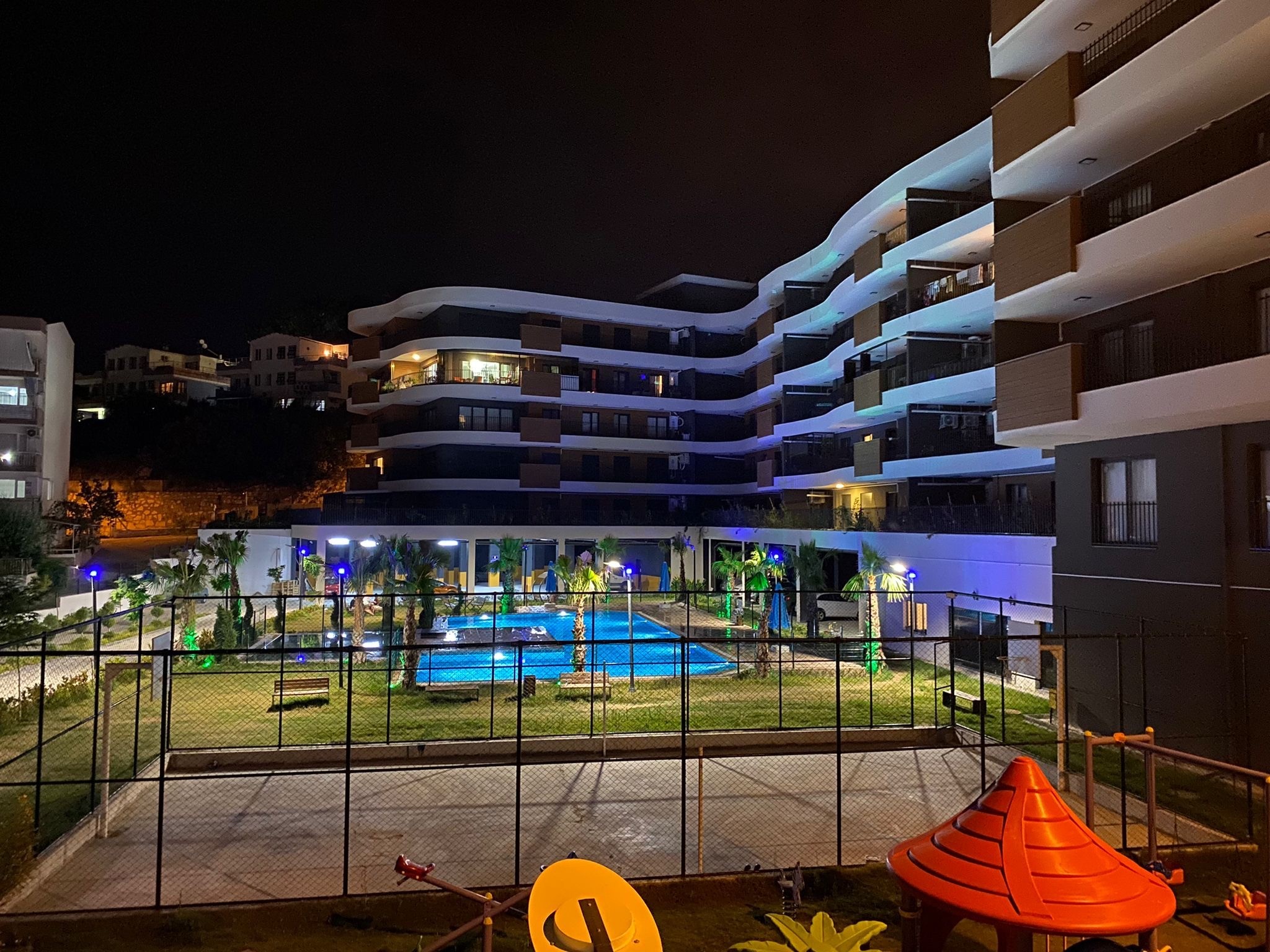 Prime Location in Kuşadası! Modern 2+1 Apartment with Pool and Security
