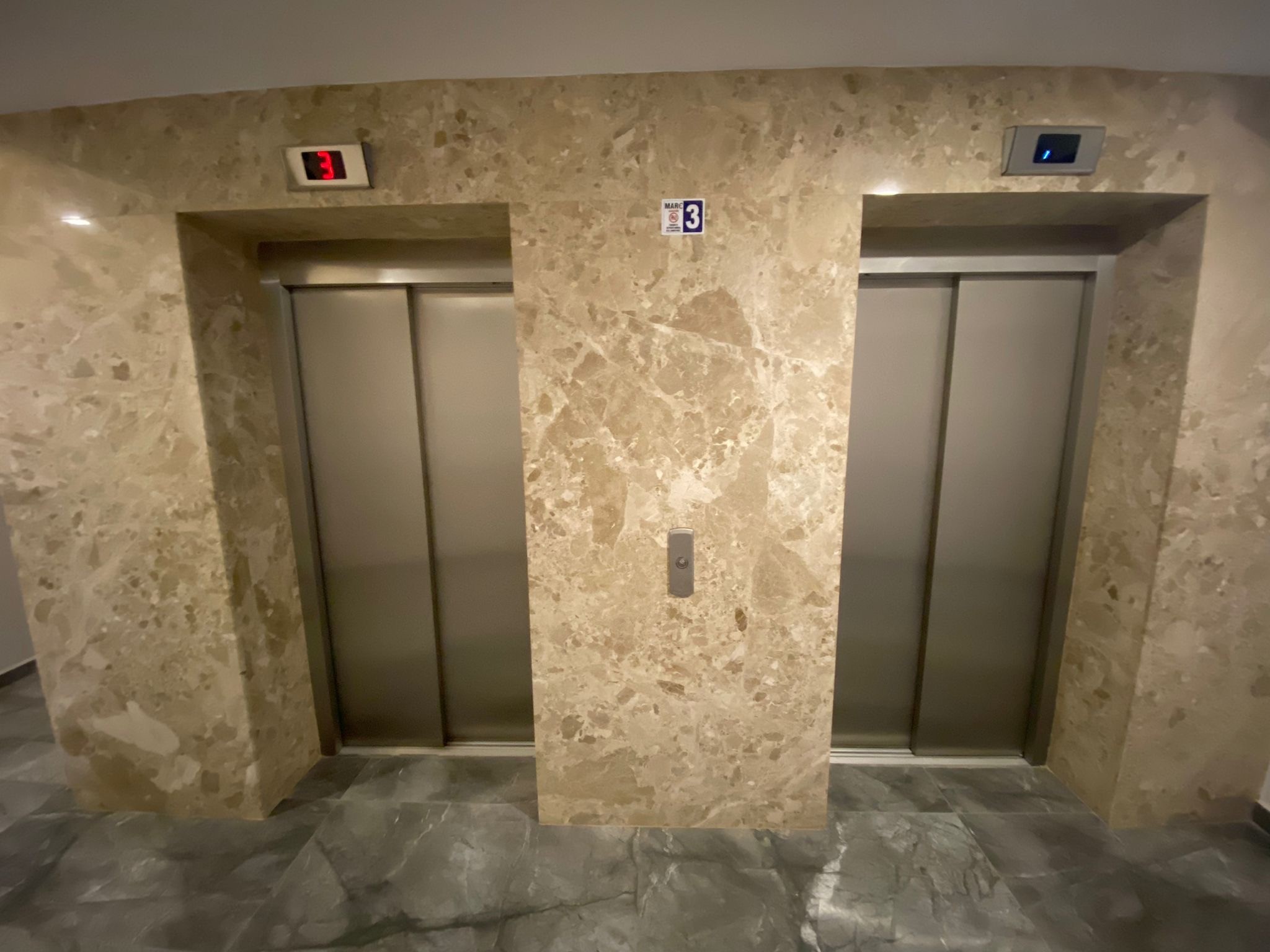 Prime Location in Kuşadası! Modern 2+1 Apartment with Pool and Security