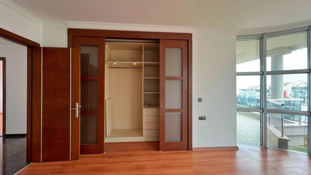 PRIVATE DETACHED VILLA  WITH SEA VIEW IN MARINA AREA