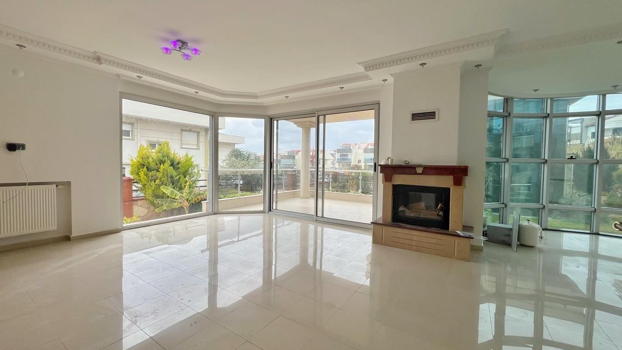PRIVATE DETACHED VILLA  WITH SEA VIEW IN MARINA AREA