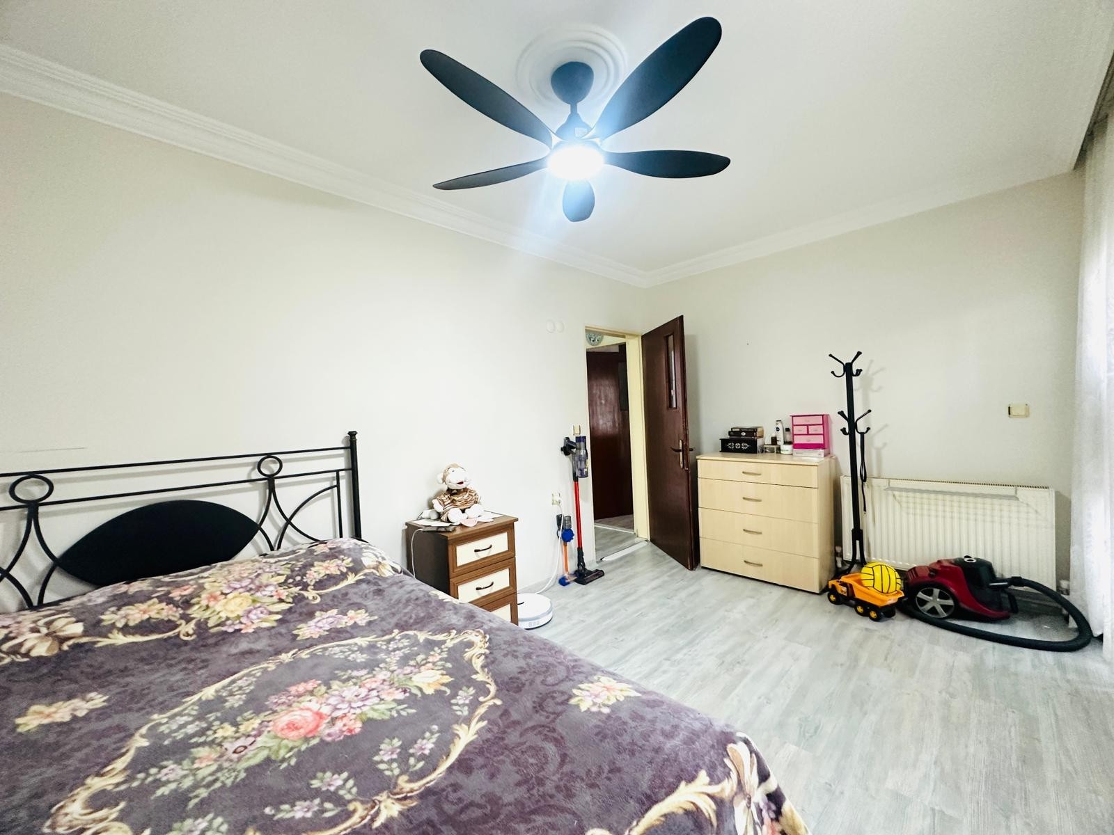 In the Heart of Kuşadası! Air-Conditioned, Natural Gas 3+1 Apartment in Türkmen Neighborhood