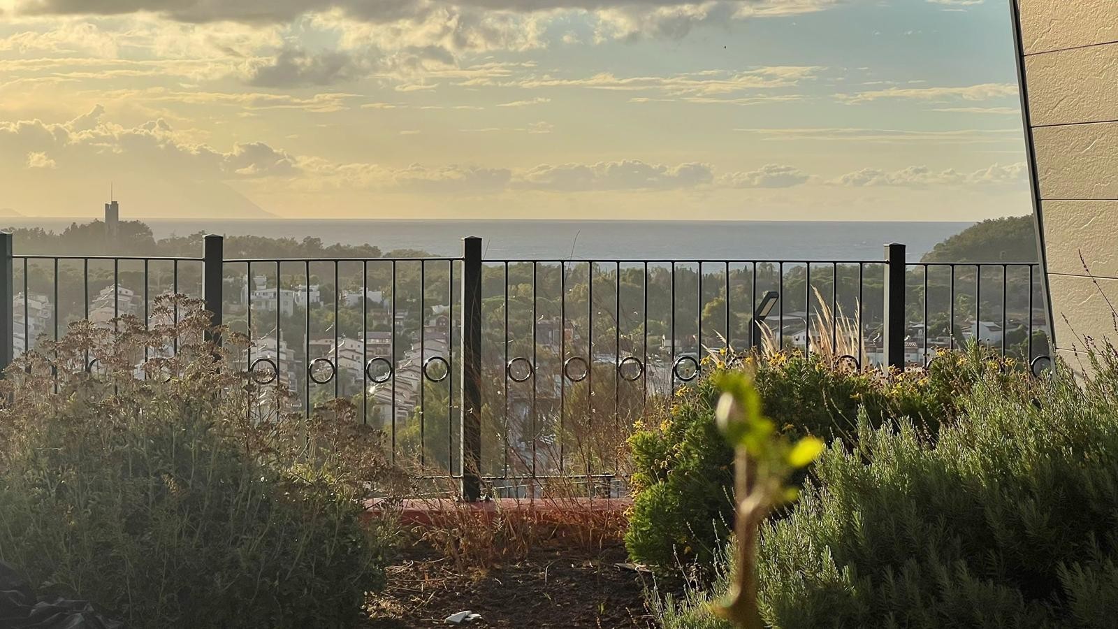 Spacious Apartment with Panoramic Pool and Sea Views in Kuşadası Değirmendere