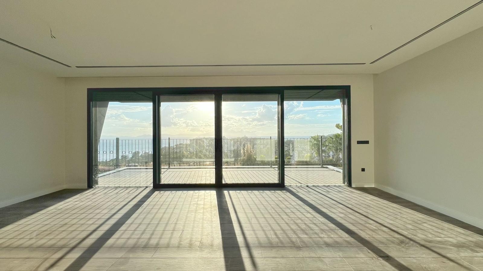 Spacious Apartment with Panoramic Pool and Sea Views in Kuşadası Değirmendere