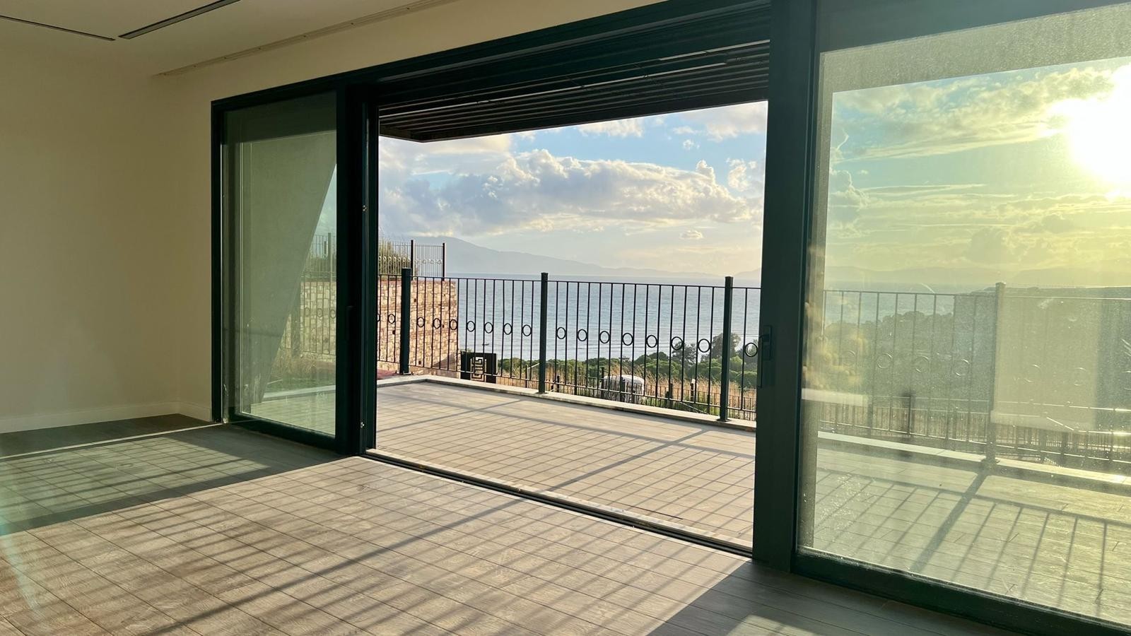 Spacious Apartment with Panoramic Pool and Sea Views in Kuşadası Değirmendere