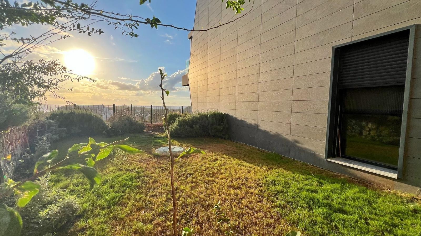 Spacious Apartment with Panoramic Pool and Sea Views in Kuşadası Değirmendere