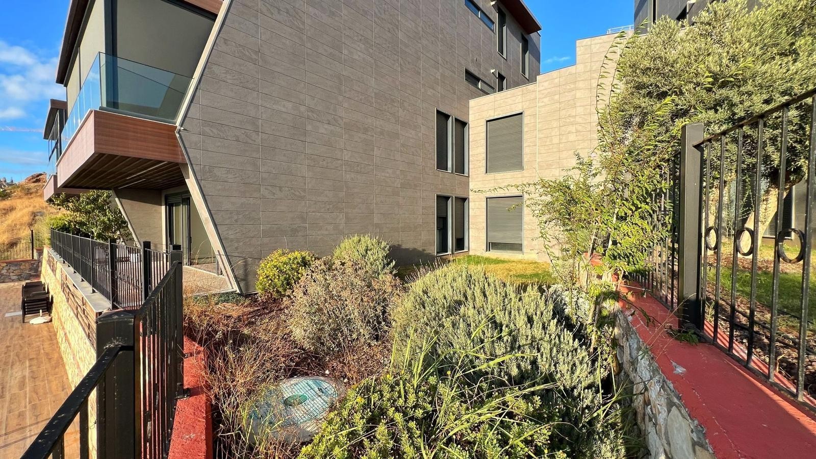 Spacious Apartment with Panoramic Pool and Sea Views in Kuşadası Değirmendere