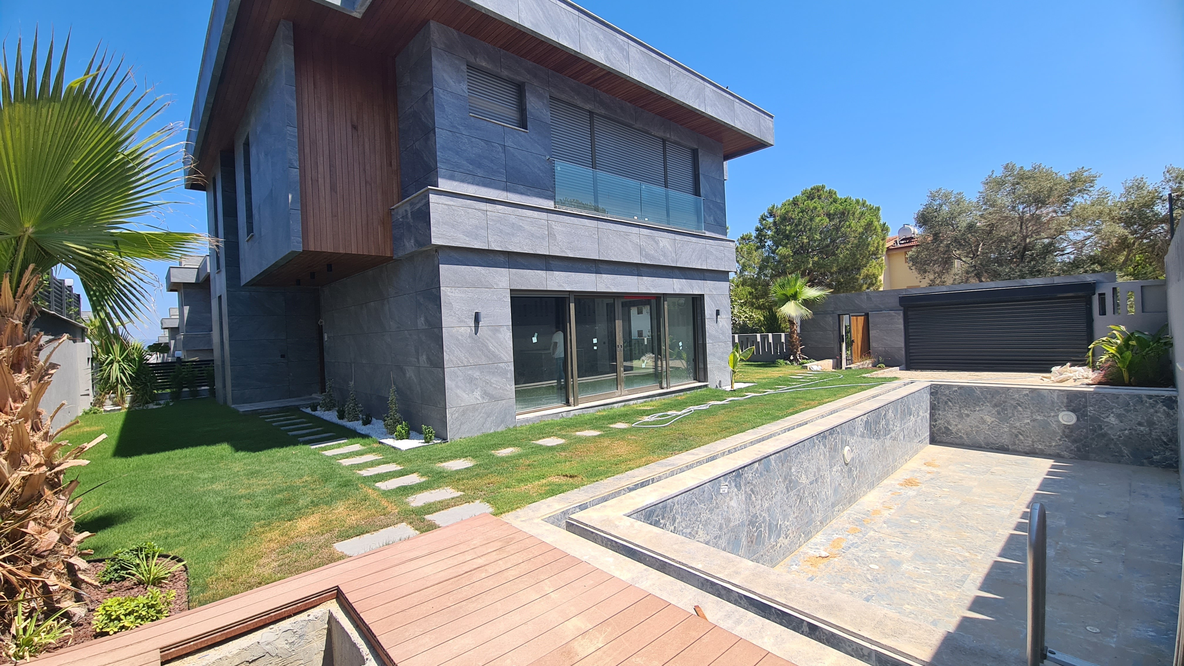 GREEN BEACH BEACH FRONT VILLAS FROM OFF-PLAN STUNNING LOCATION}