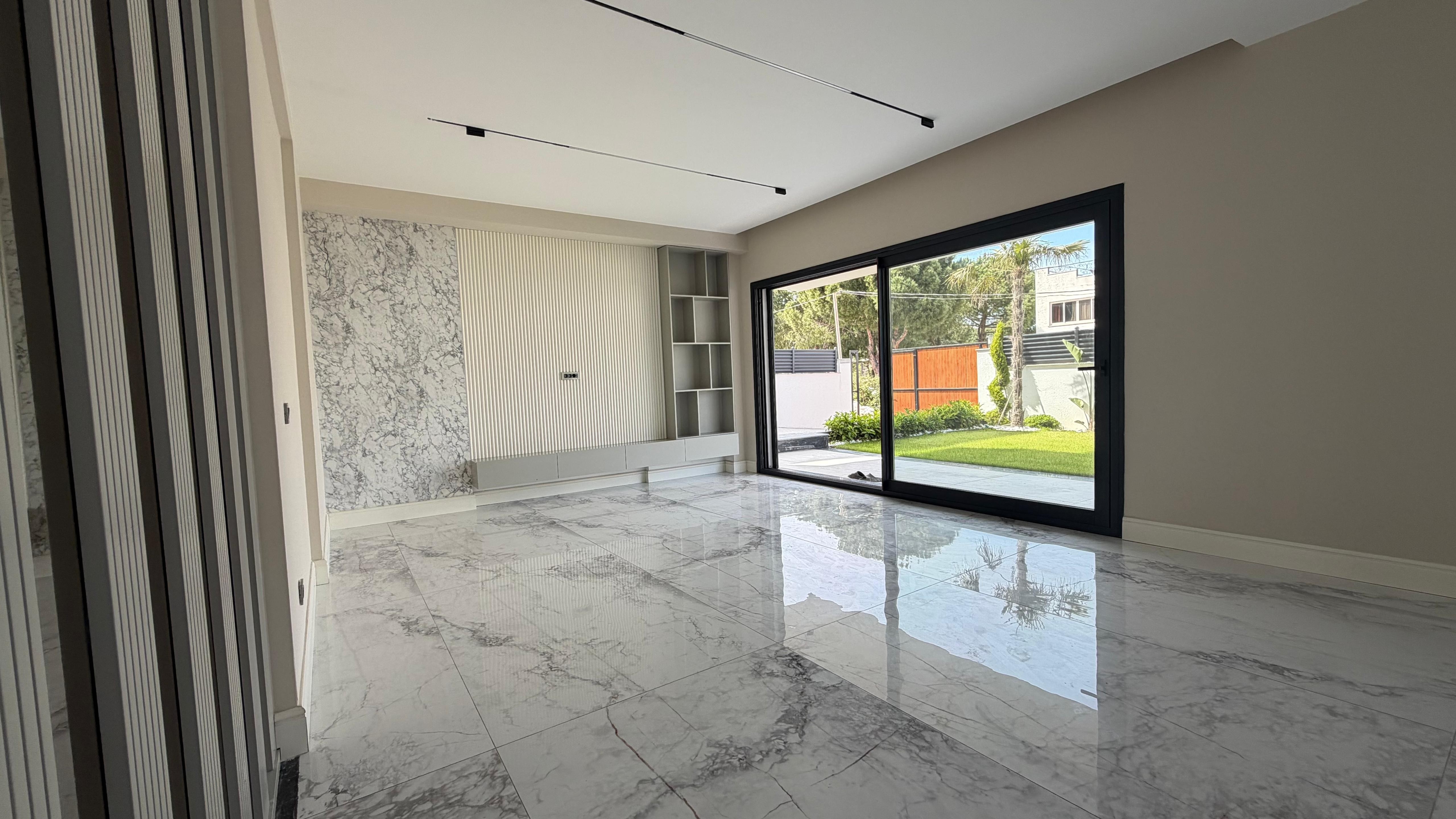 VILLA MODERNA DE LUJO EN VENTA A POCA DISTANCIA A PIE DEL MAR EN EL BARRIO DE EGE, KUŞADASI