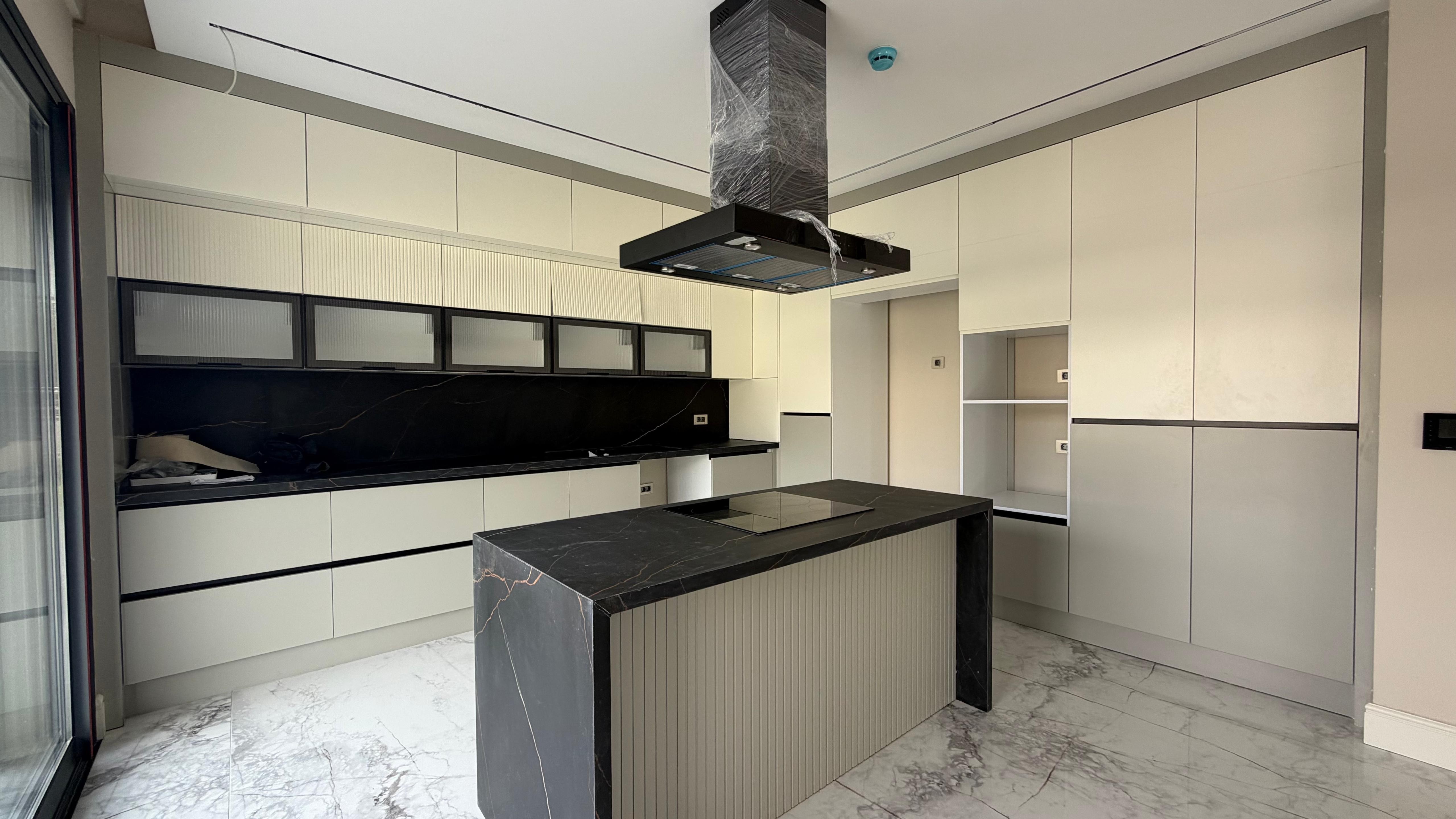 VILLA MODERNA DE LUJO EN VENTA A POCA DISTANCIA A PIE DEL MAR EN EL BARRIO DE EGE, KUŞADASI