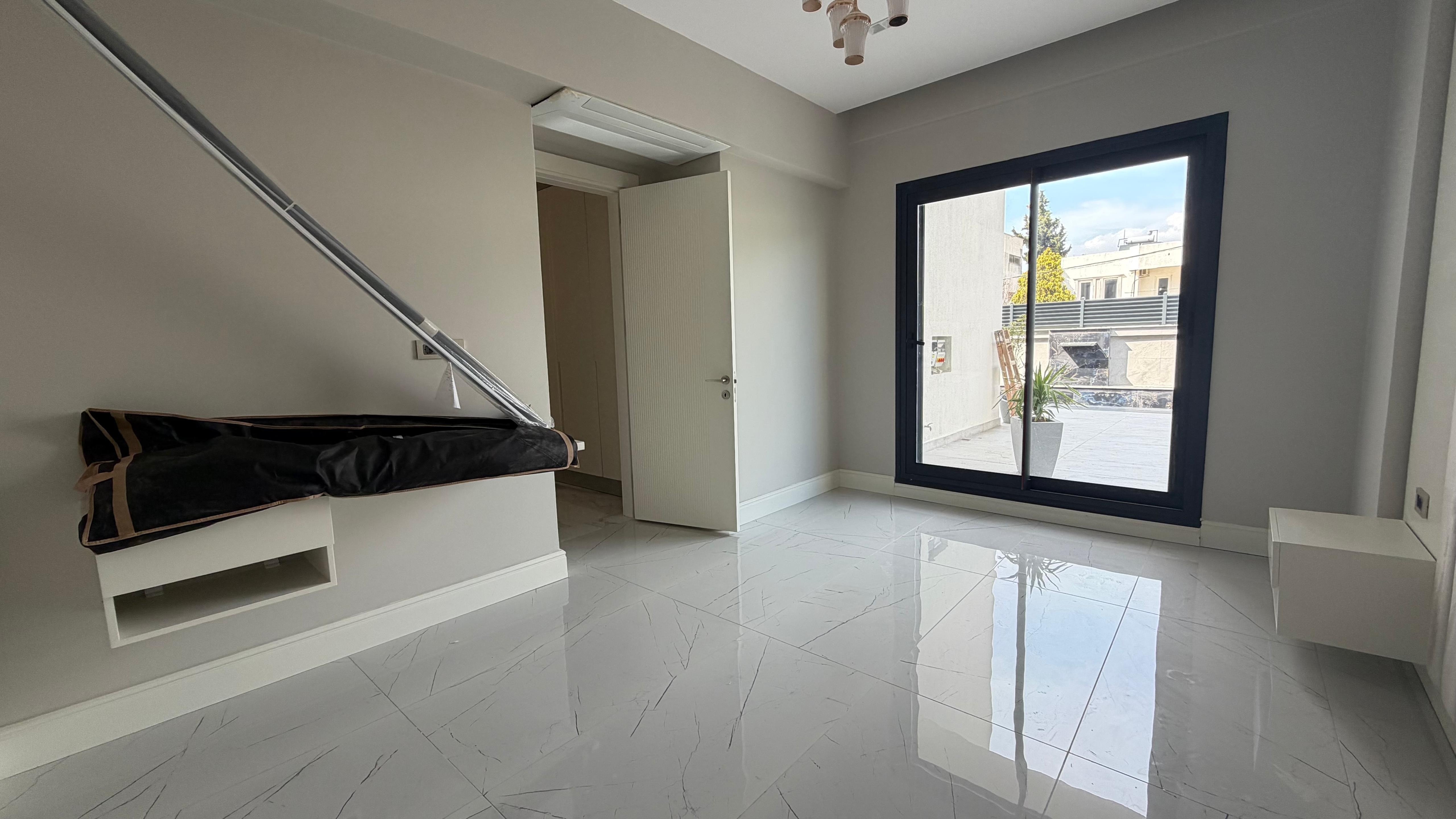 VILLA MODERNA DE LUJO EN VENTA A POCA DISTANCIA A PIE DEL MAR EN EL BARRIO DE EGE, KUŞADASI