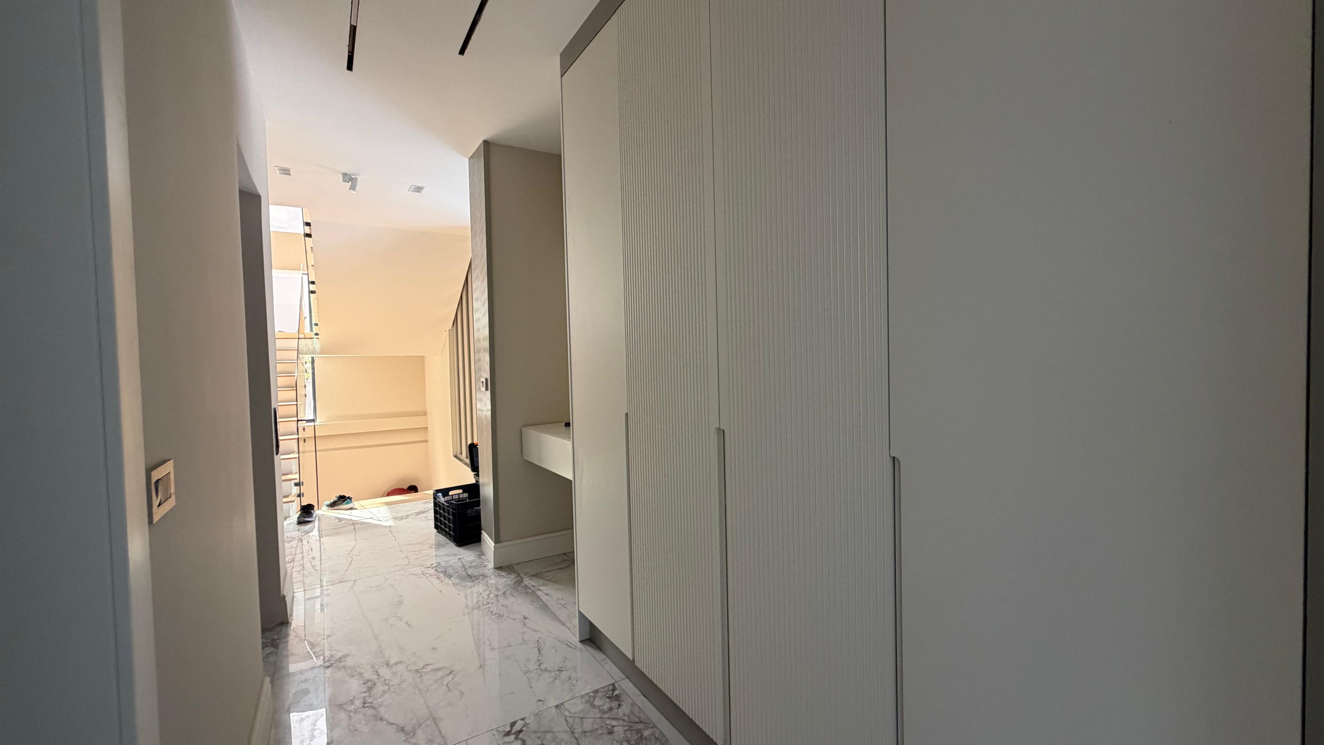 VILLA MODERNA DE LUJO EN VENTA A POCA DISTANCIA A PIE DEL MAR EN EL BARRIO DE EGE, KUŞADASI