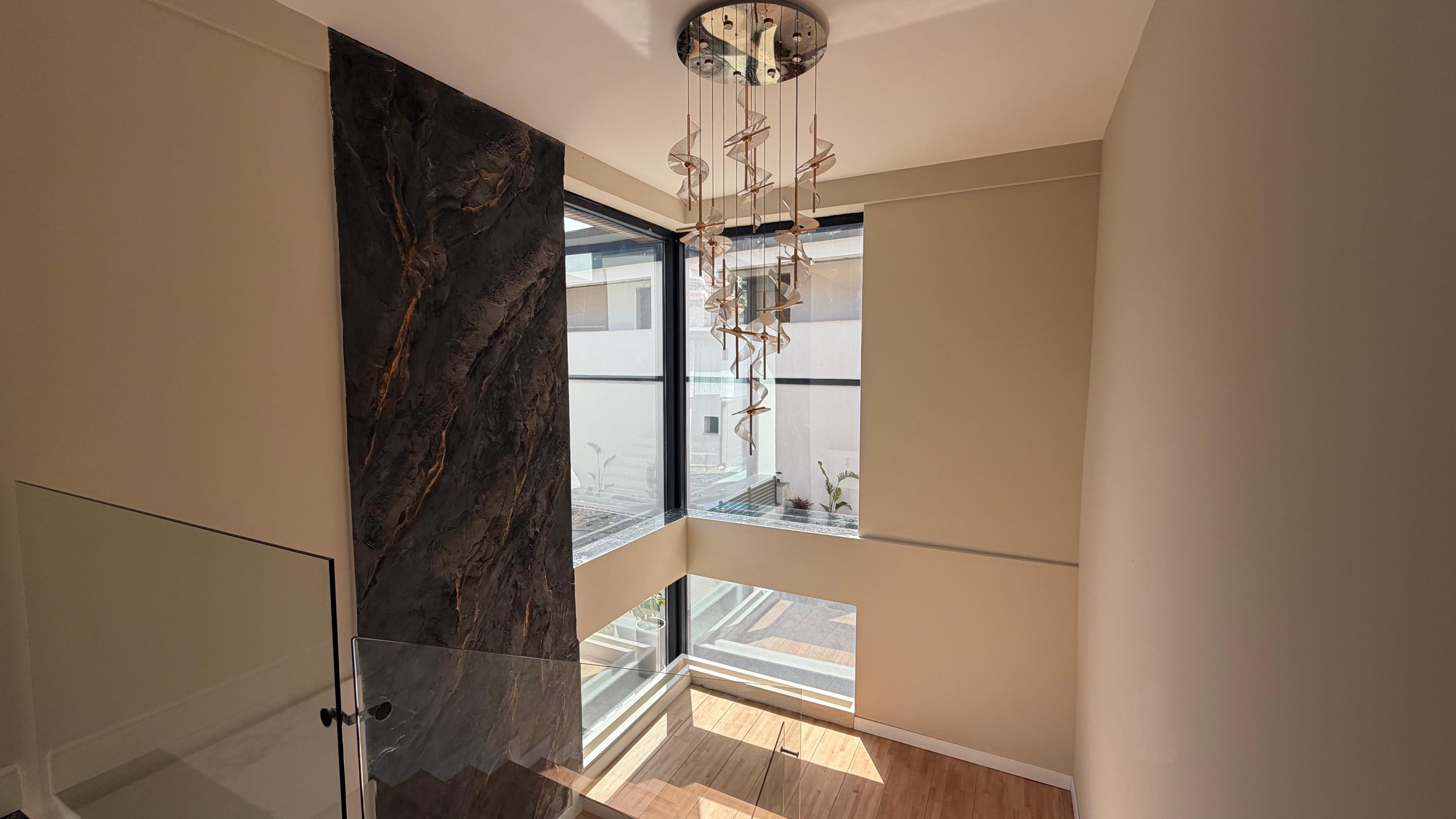 VILLA MODERNA DE LUJO EN VENTA A POCA DISTANCIA A PIE DEL MAR EN EL BARRIO DE EGE, KUŞADASI