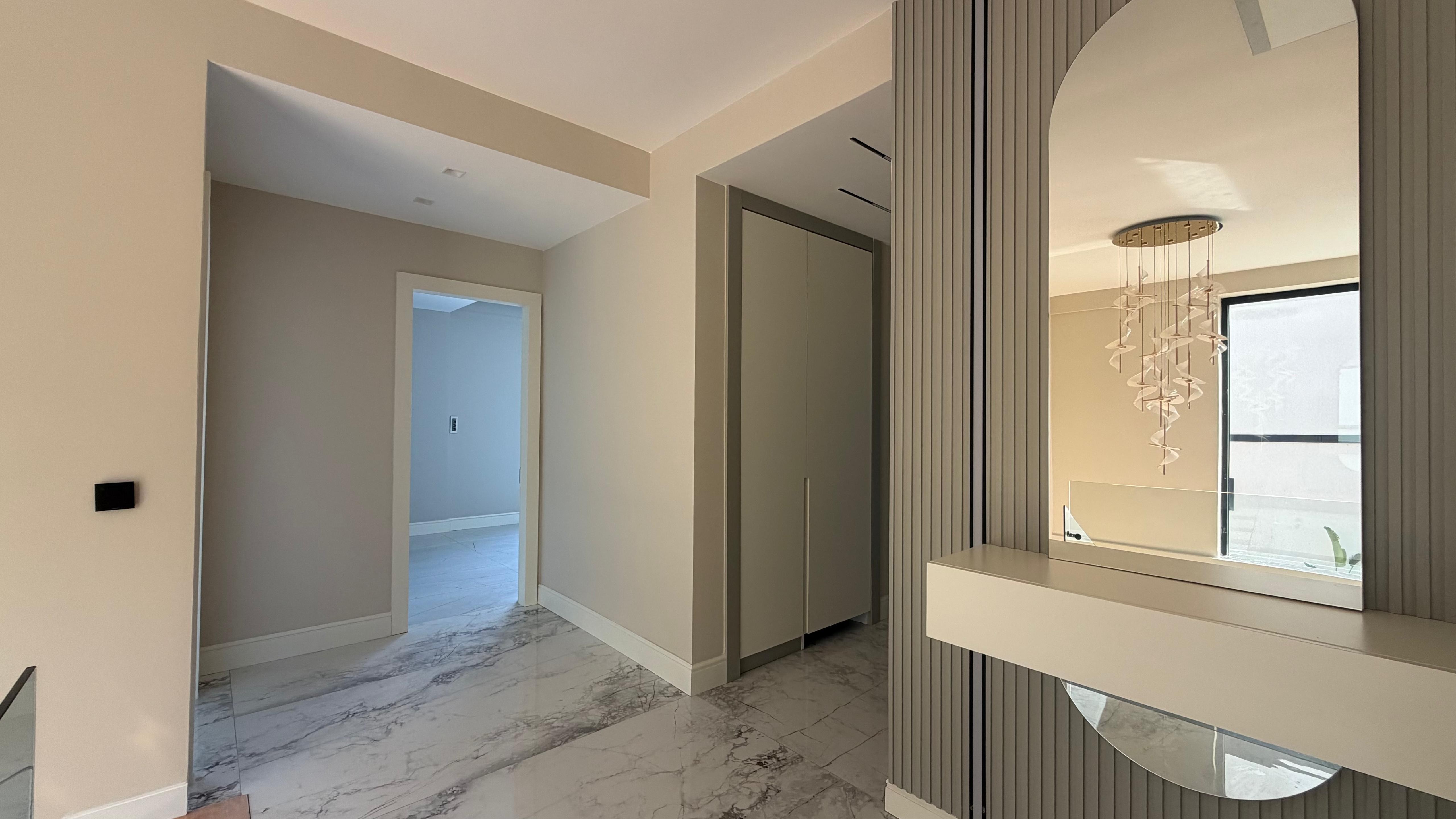 VILLA MODERNA DE LUJO EN VENTA A POCA DISTANCIA A PIE DEL MAR EN EL BARRIO DE EGE, KUŞADASI