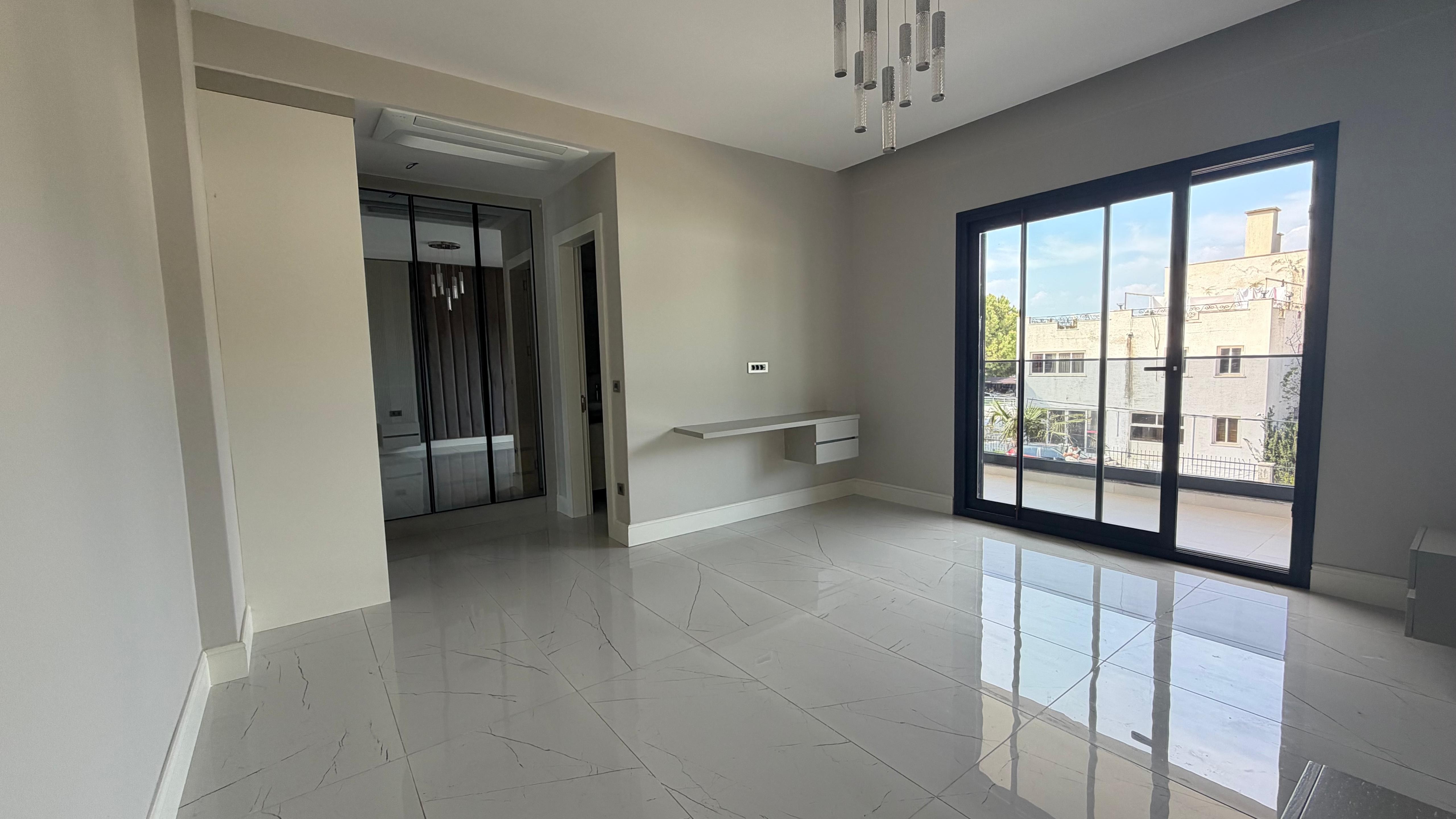 VILLA MODERNA DE LUJO EN VENTA A POCA DISTANCIA A PIE DEL MAR EN EL BARRIO DE EGE, KUŞADASI