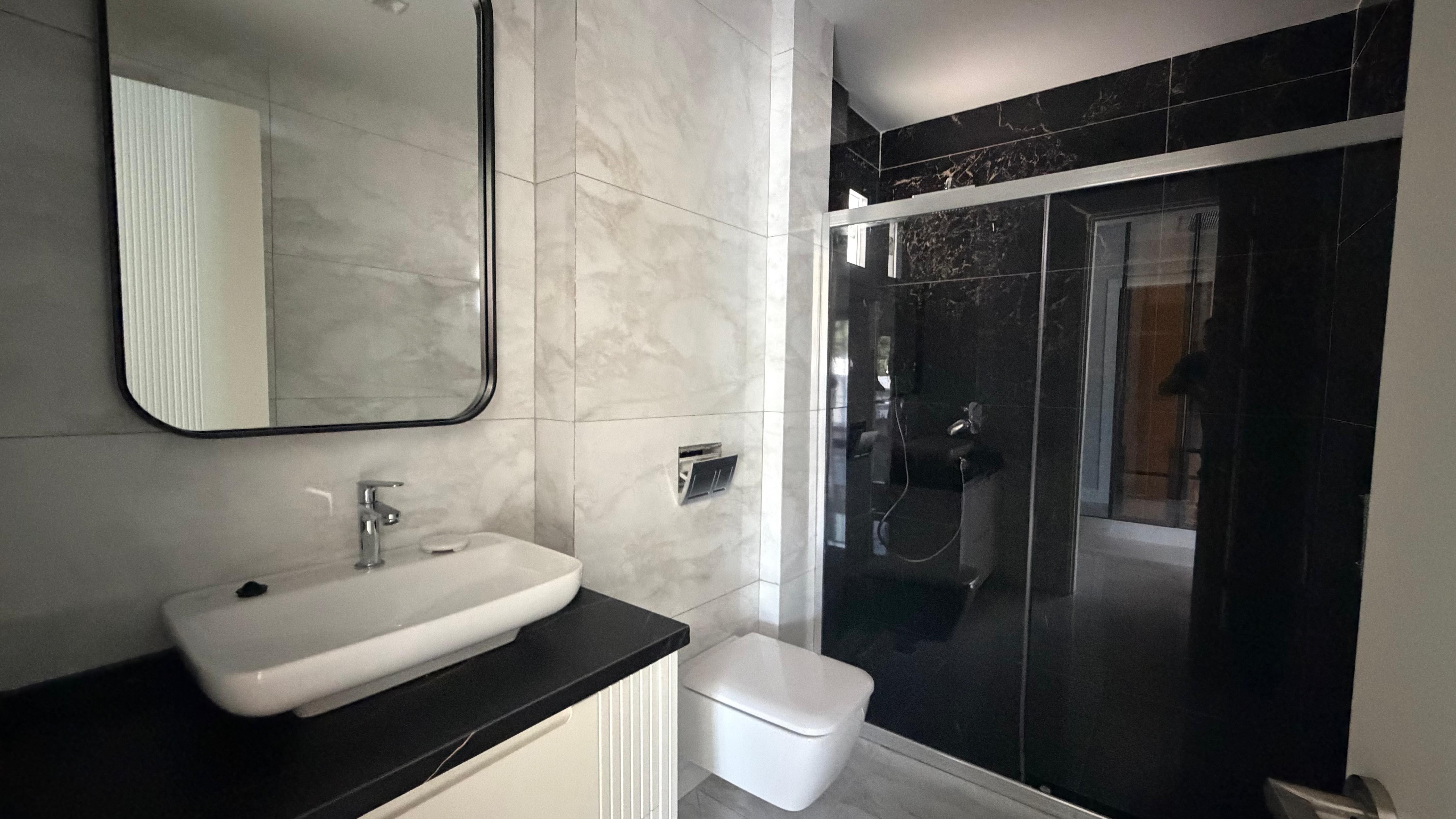 VILLA MODERNA DE LUJO EN VENTA A POCA DISTANCIA A PIE DEL MAR EN EL BARRIO DE EGE, KUŞADASI