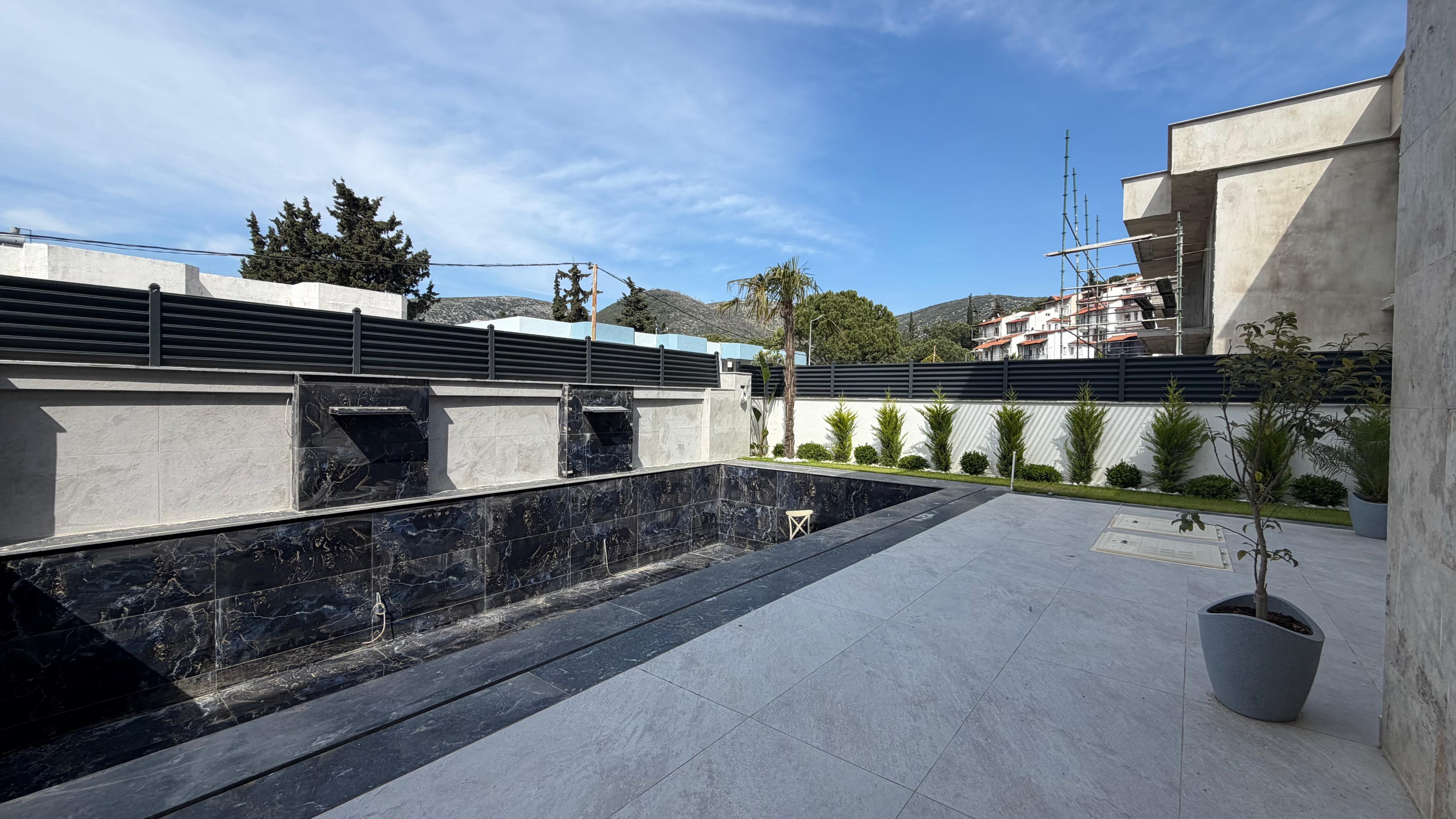 VILLA MODERNA DE LUJO EN VENTA A POCA DISTANCIA A PIE DEL MAR EN EL BARRIO DE EGE, KUŞADASI