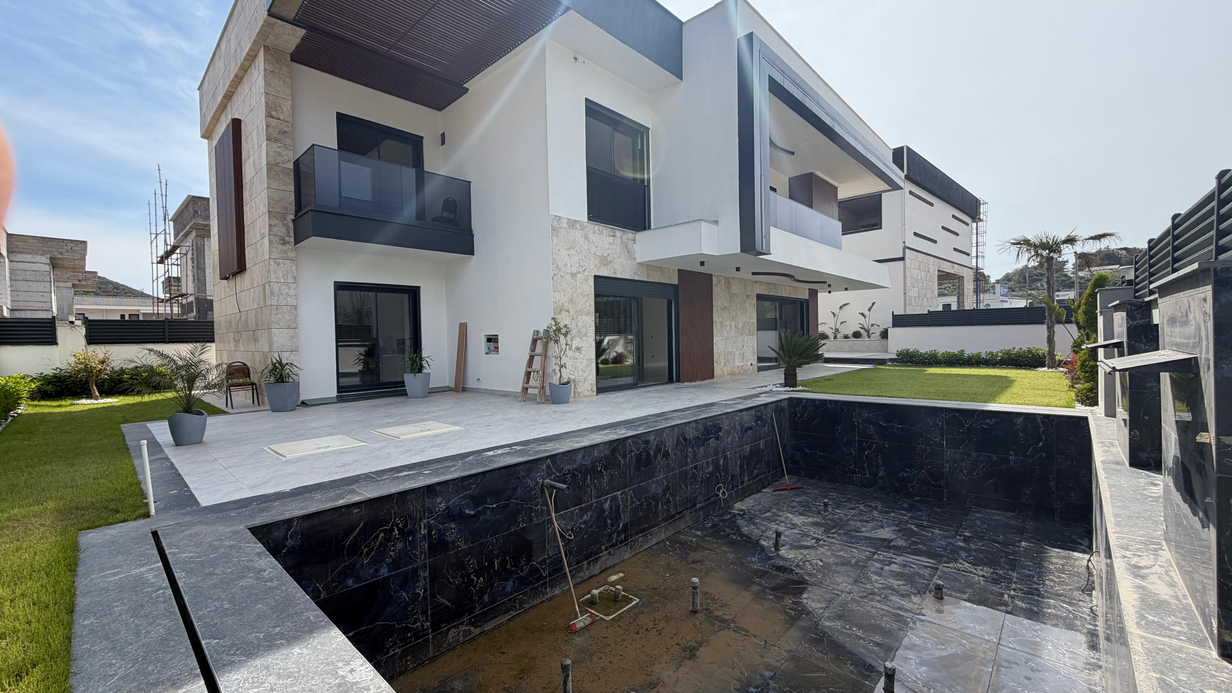 VILLA MODERNA DE LUJO EN VENTA A POCA DISTANCIA A PIE DEL MAR EN EL BARRIO DE EGE, KUŞADASI
