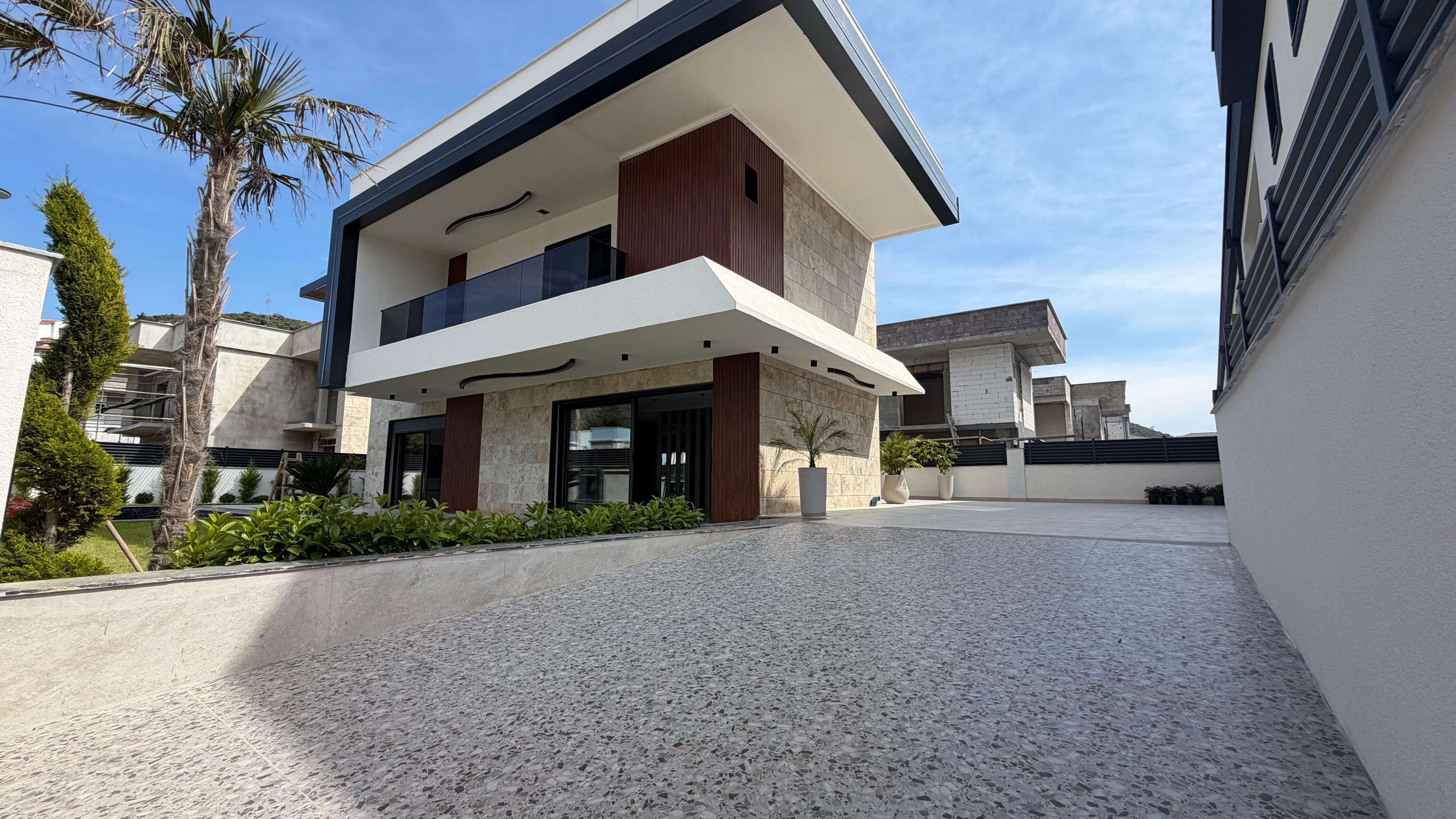 VILLA MODERNA DE LUJO EN VENTA A POCA DISTANCIA A PIE DEL MAR EN EL BARRIO DE EGE, KUŞADASI