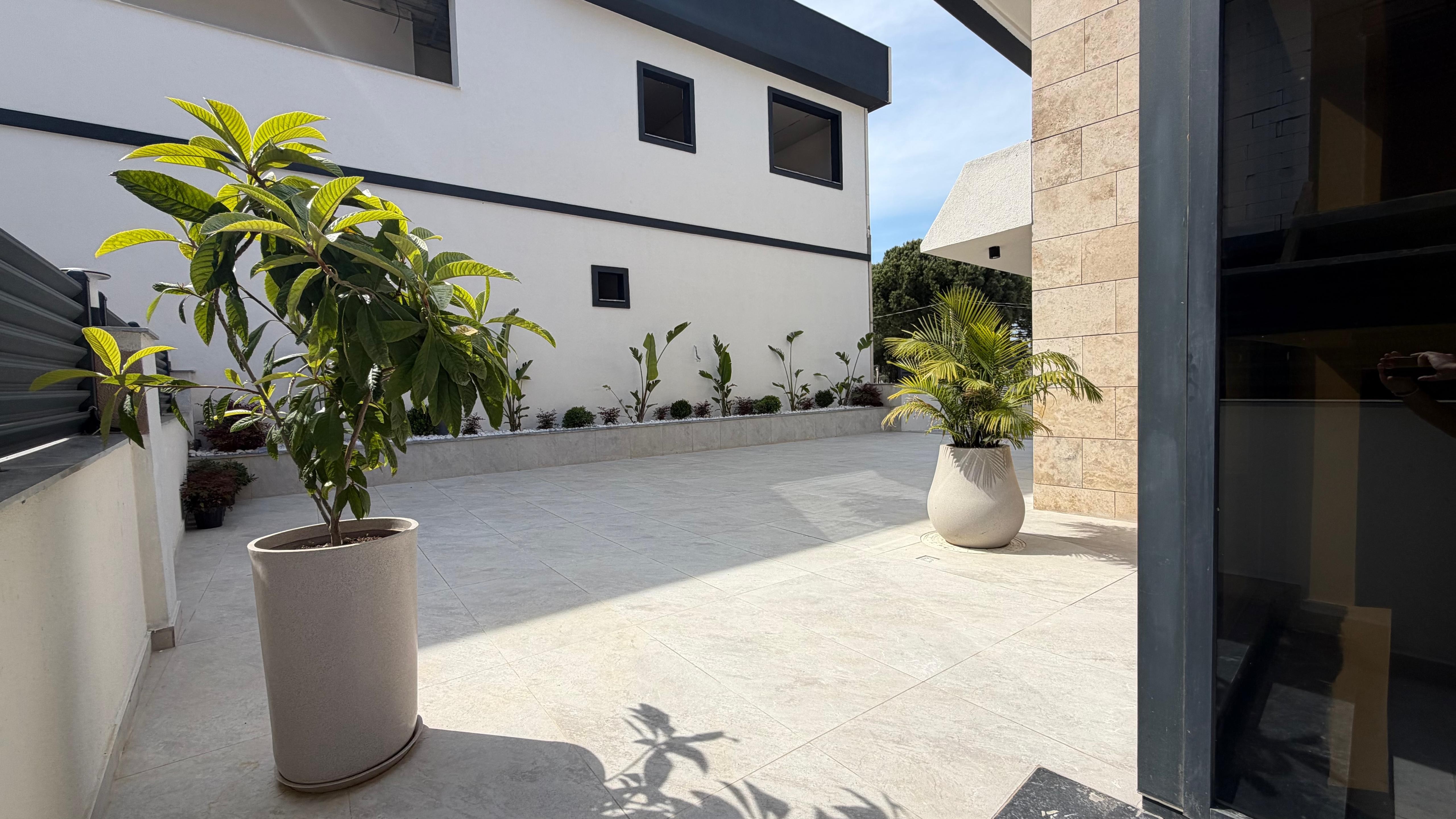 VILLA MODERNA DE LUJO EN VENTA A POCA DISTANCIA A PIE DEL MAR EN EL BARRIO DE EGE, KUŞADASI