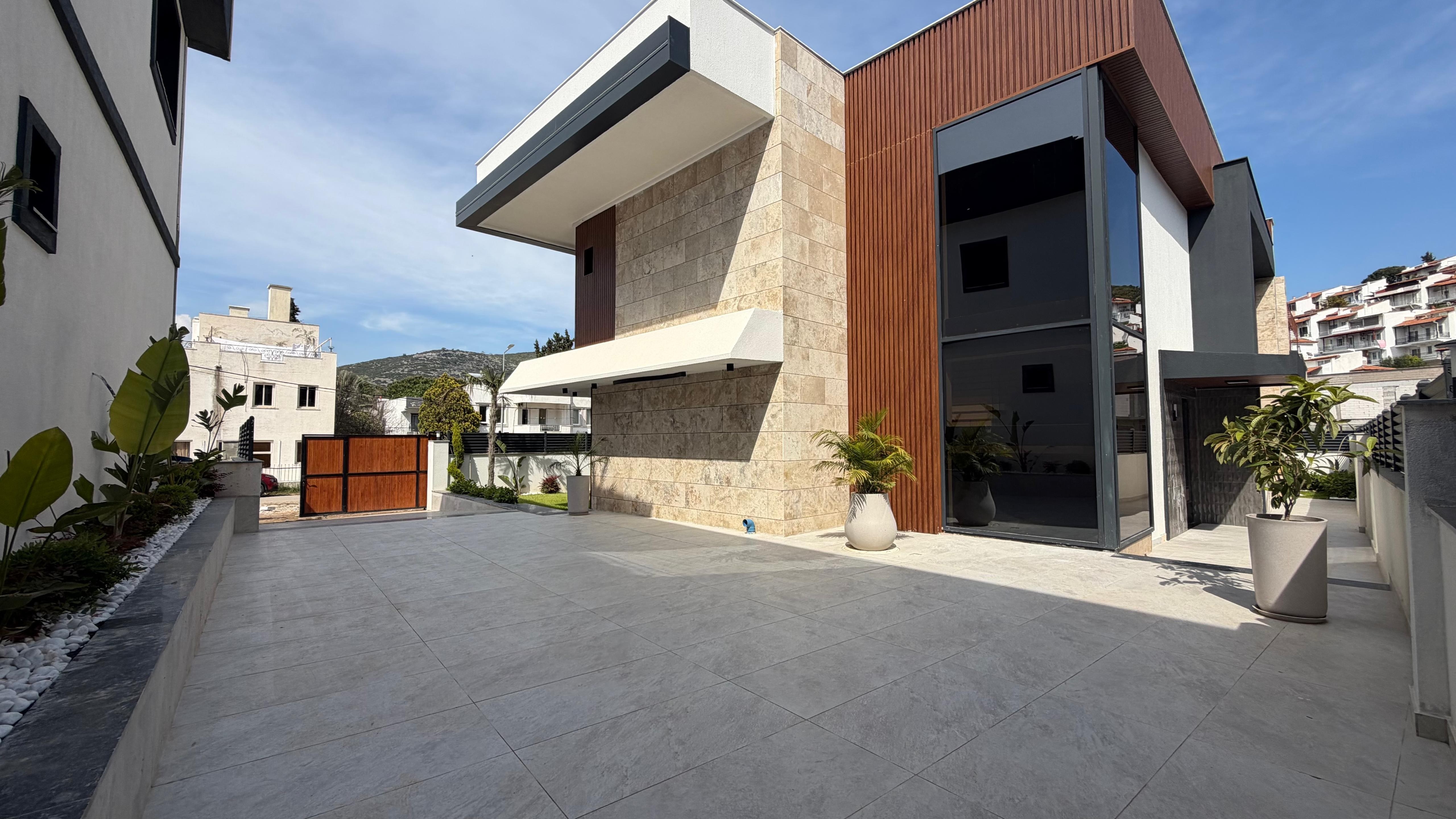 VILLA MODERNA DE LUJO EN VENTA A POCA DISTANCIA A PIE DEL MAR EN EL BARRIO DE EGE, KUŞADASI
