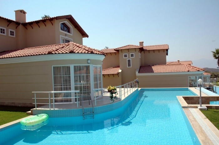 4 bedroomed luxury detached villa with 1300 sqm pool}