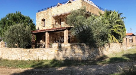 РОСКОШНАЯ ОТДЕЛЬНАЯ ВИЛЛА ИЗ КАМНЯ С ЧАСТНЫМ БАССЕЙНОМ В КУШАДАСЫ.