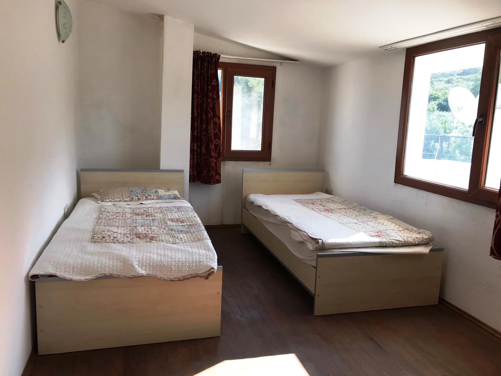 РОСКОШНАЯ ОТДЕЛЬНАЯ ВИЛЛА ИЗ КАМНЯ С ЧАСТНЫМ БАССЕЙНОМ В КУШАДАСЫ.