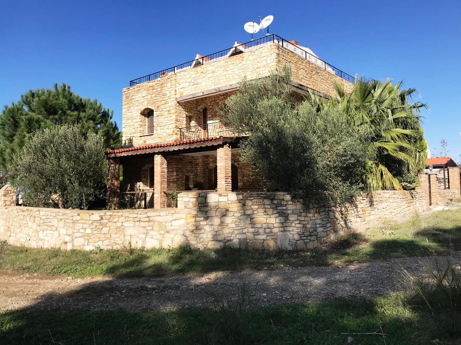 РОСКОШНАЯ ОТДЕЛЬНАЯ ВИЛЛА ИЗ КАМНЯ С ЧАСТНЫМ БАССЕЙНОМ В КУШАДАСЫ.