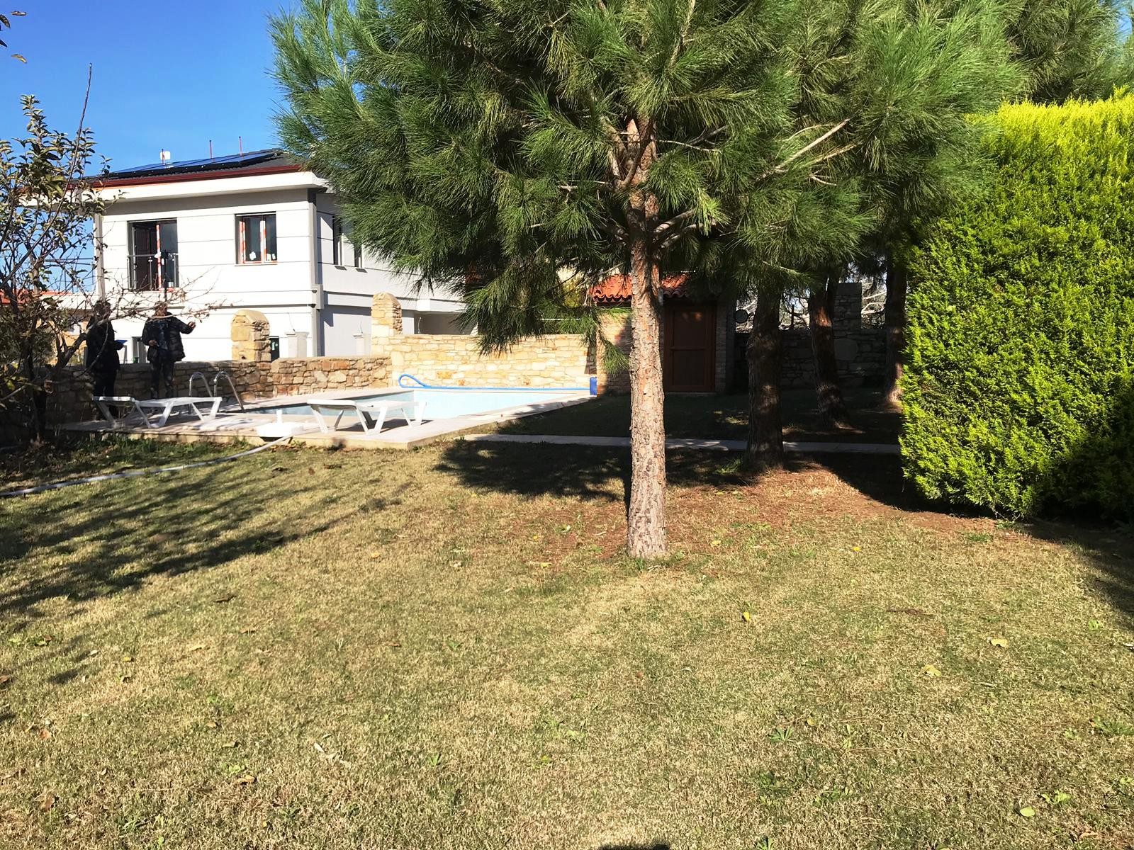 РОСКОШНАЯ ОТДЕЛЬНАЯ ВИЛЛА ИЗ КАМНЯ С ЧАСТНЫМ БАССЕЙНОМ В КУШАДАСЫ.