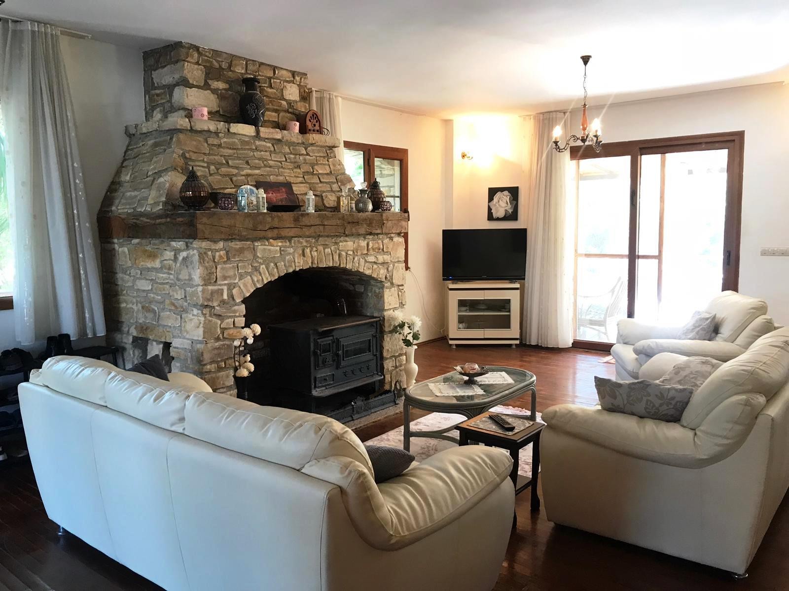 РОСКОШНАЯ ОТДЕЛЬНАЯ ВИЛЛА ИЗ КАМНЯ С ЧАСТНЫМ БАССЕЙНОМ В КУШАДАСЫ.