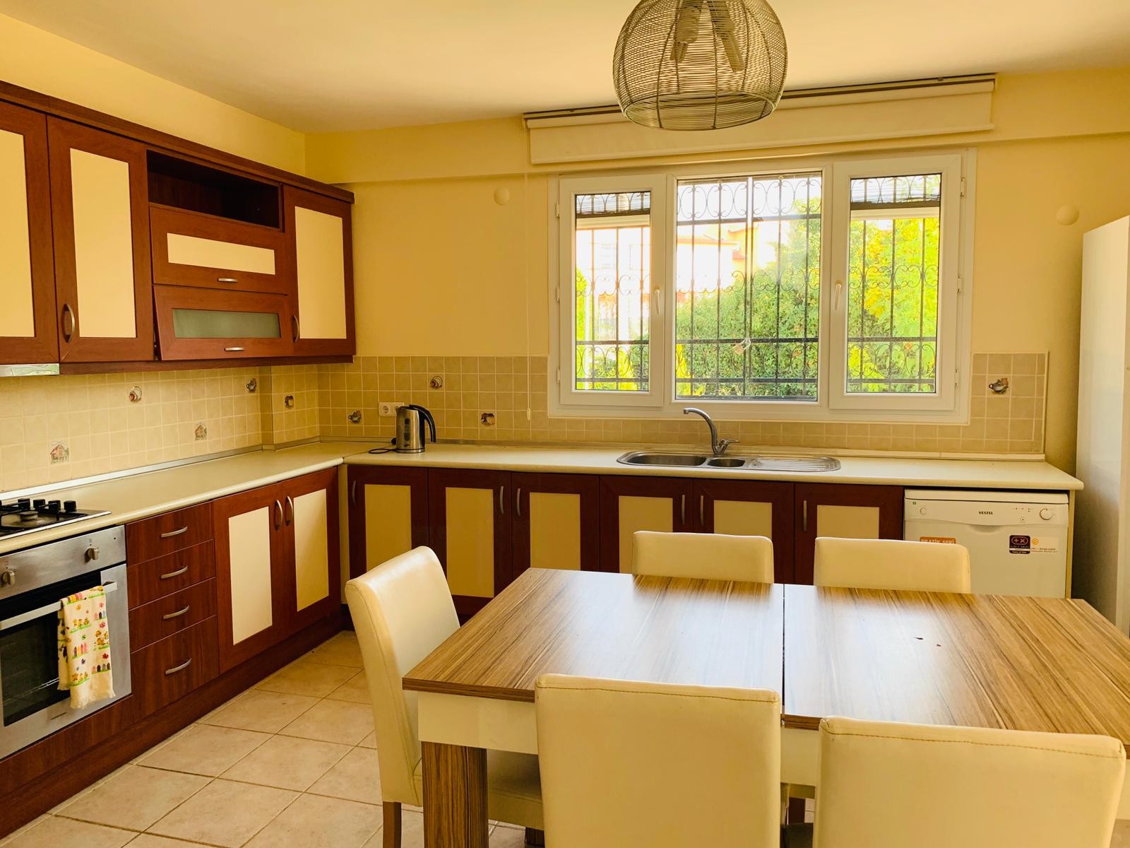 РОСКОШНАЯ ОТДЕЛЬНАЯ ВИЛЛА С ЧАСТНЫМ УЧАСТКОМ ПЛОЩАДЬЮ 1200 М2 В КУШАДАСЫ.