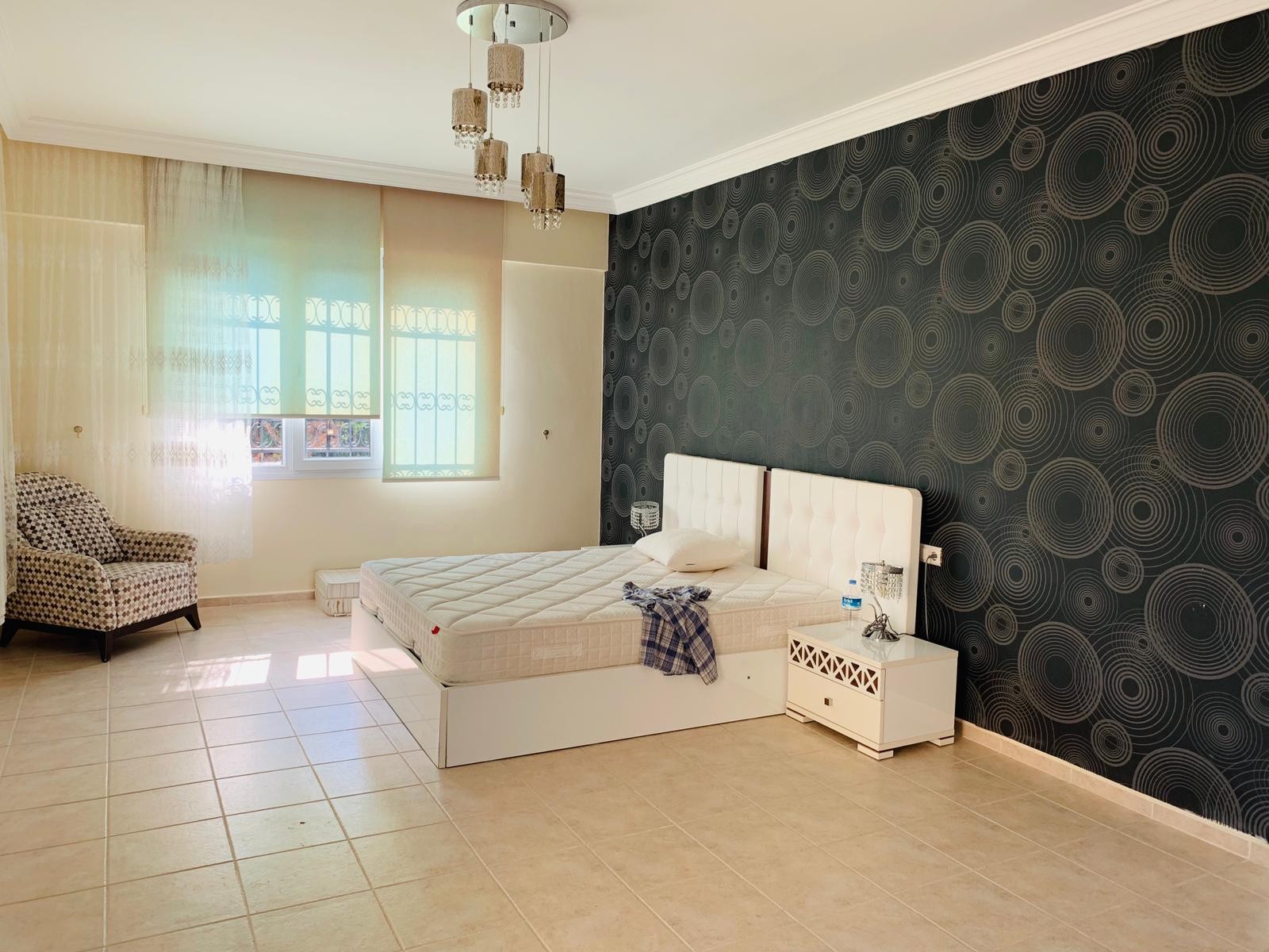 РОСКОШНАЯ ОТДЕЛЬНАЯ ВИЛЛА С ЧАСТНЫМ УЧАСТКОМ ПЛОЩАДЬЮ 1200 М2 В КУШАДАСЫ.