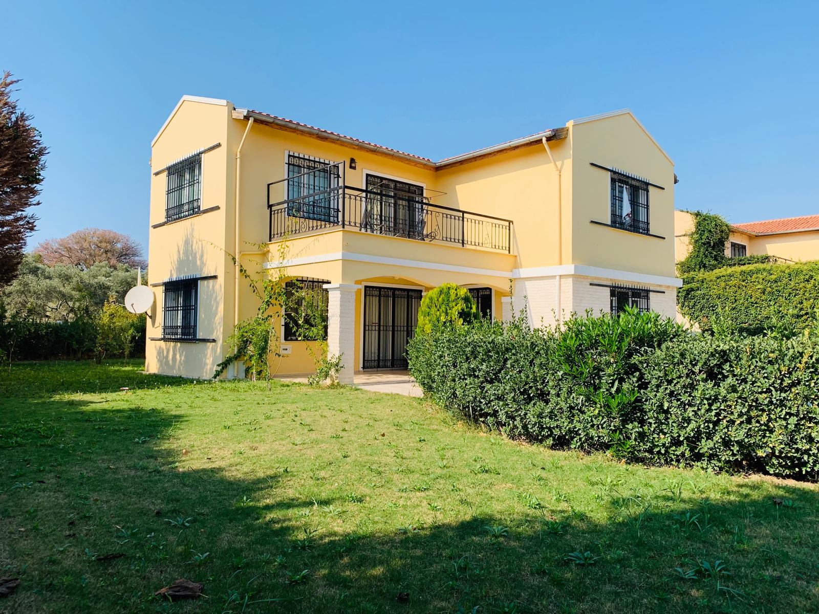 РОСКОШНАЯ ОТДЕЛЬНАЯ ВИЛЛА С ЧАСТНЫМ УЧАСТКОМ ПЛОЩАДЬЮ 1200 М2 В КУШАДАСЫ.