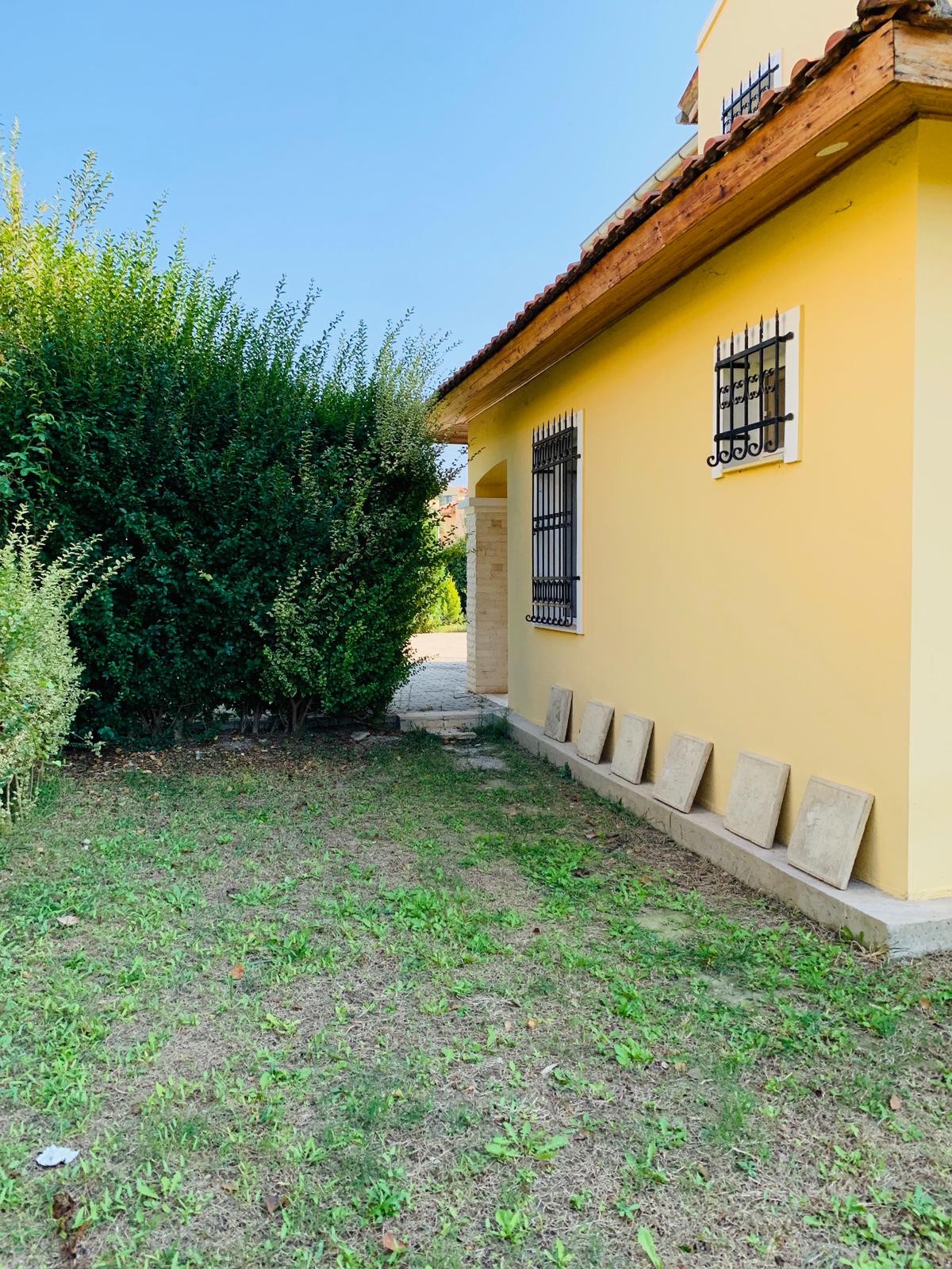 РОСКОШНАЯ ОТДЕЛЬНАЯ ВИЛЛА С ЧАСТНЫМ УЧАСТКОМ ПЛОЩАДЬЮ 1200 М2 В КУШАДАСЫ.