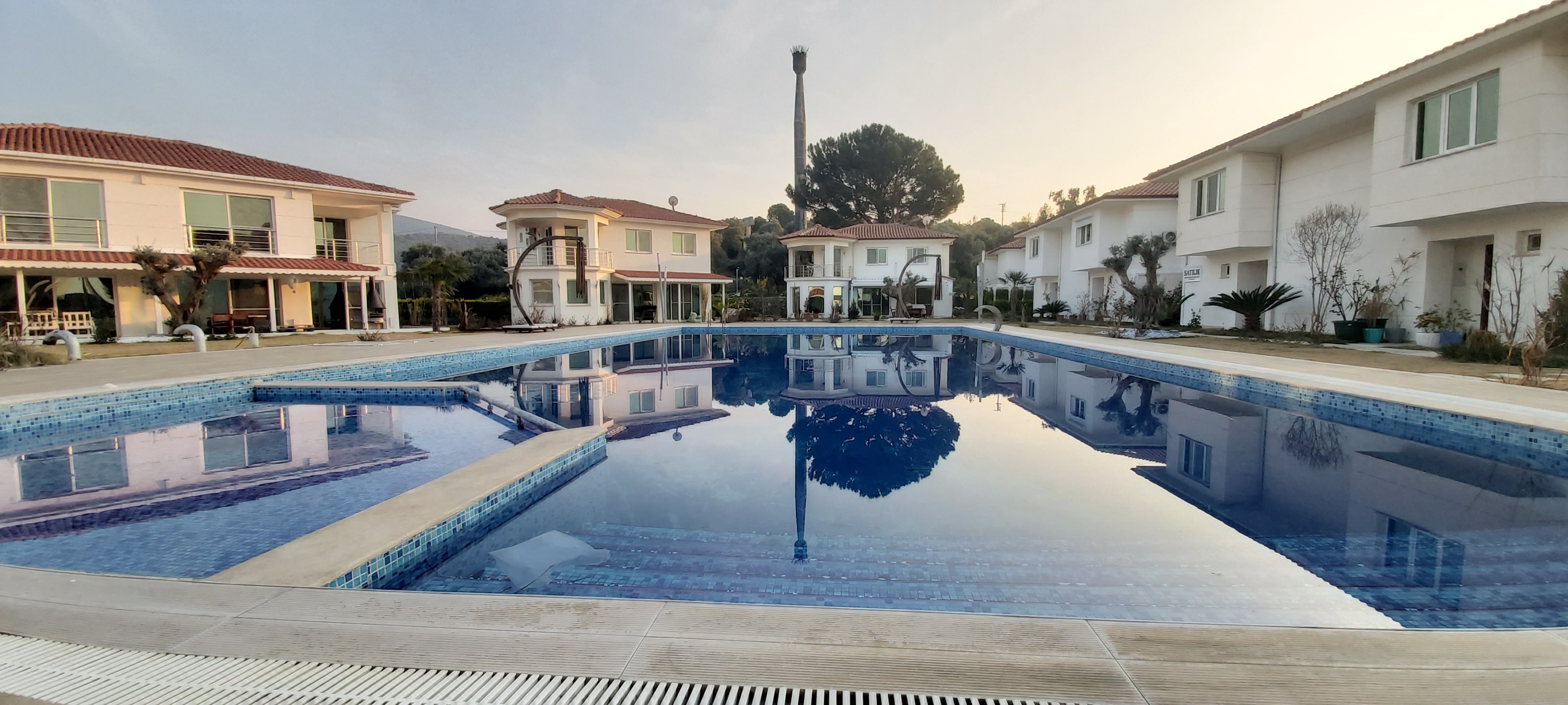 ВИЛЛА С ВИДОМ НА МОРЕ НА ПЕРВОЙ БЕРЕГОВОЙ ЛИНИИ В КУШАДАСЫ.