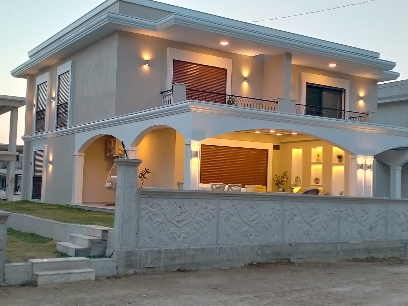 ОТДЕЛЬНАЯ ВИЛЛА НА ПЕРВОЙ БЕРЕГОВОЙ ЛИНИИ В РАЙОНЕ ДАВУТЛАР.