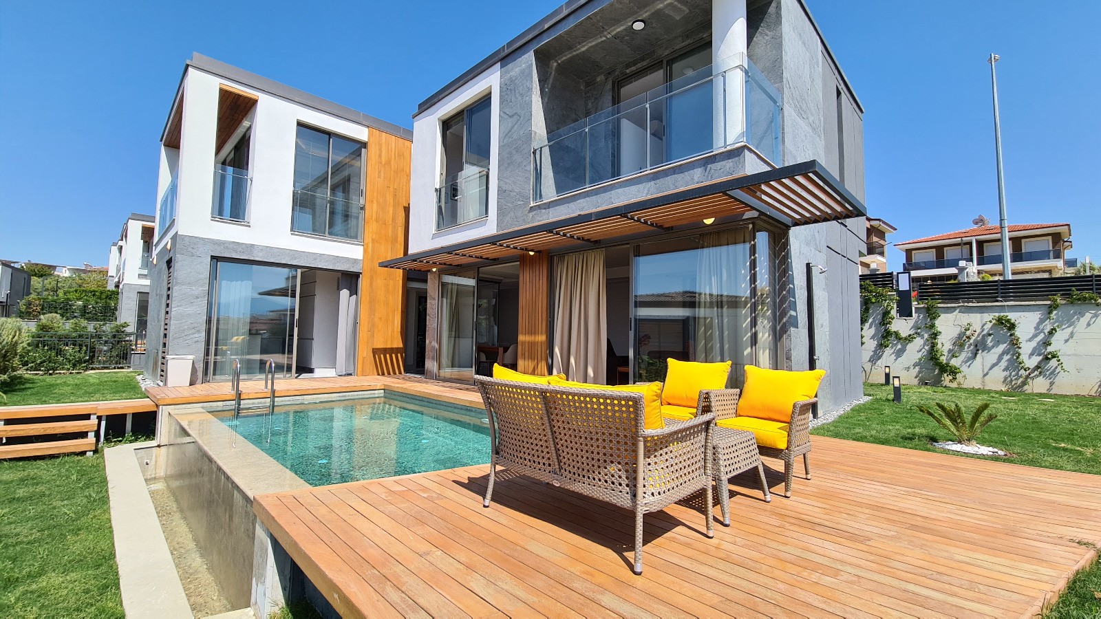 РОСКОШНАЯ ОТДЕЛЬНАЯ ВИЛЛА С ЧАСТНЫМ БАССЕЙНОМ В КУШАДАСЫ.