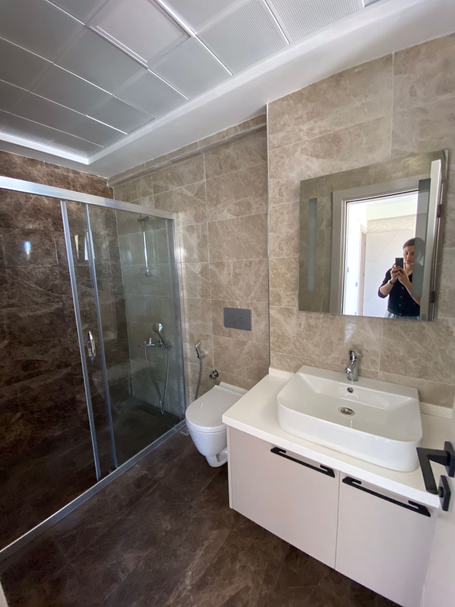 BRAND NEW SPACIOUS 2 BEDROOM APARTMENT IN TOWN