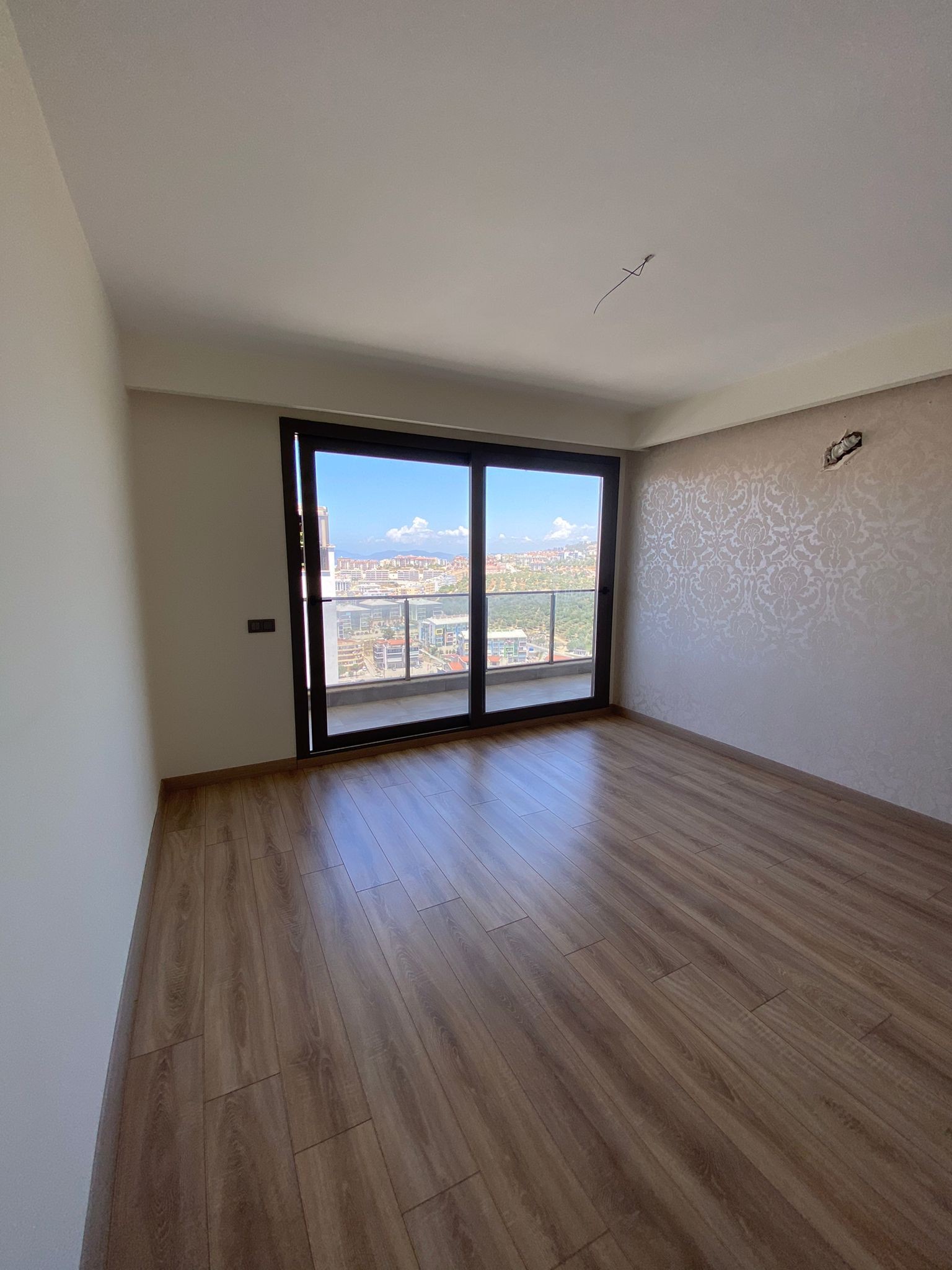 BRAND NEW SPACIOUS 2 BEDROOM APARTMENT IN TOWN