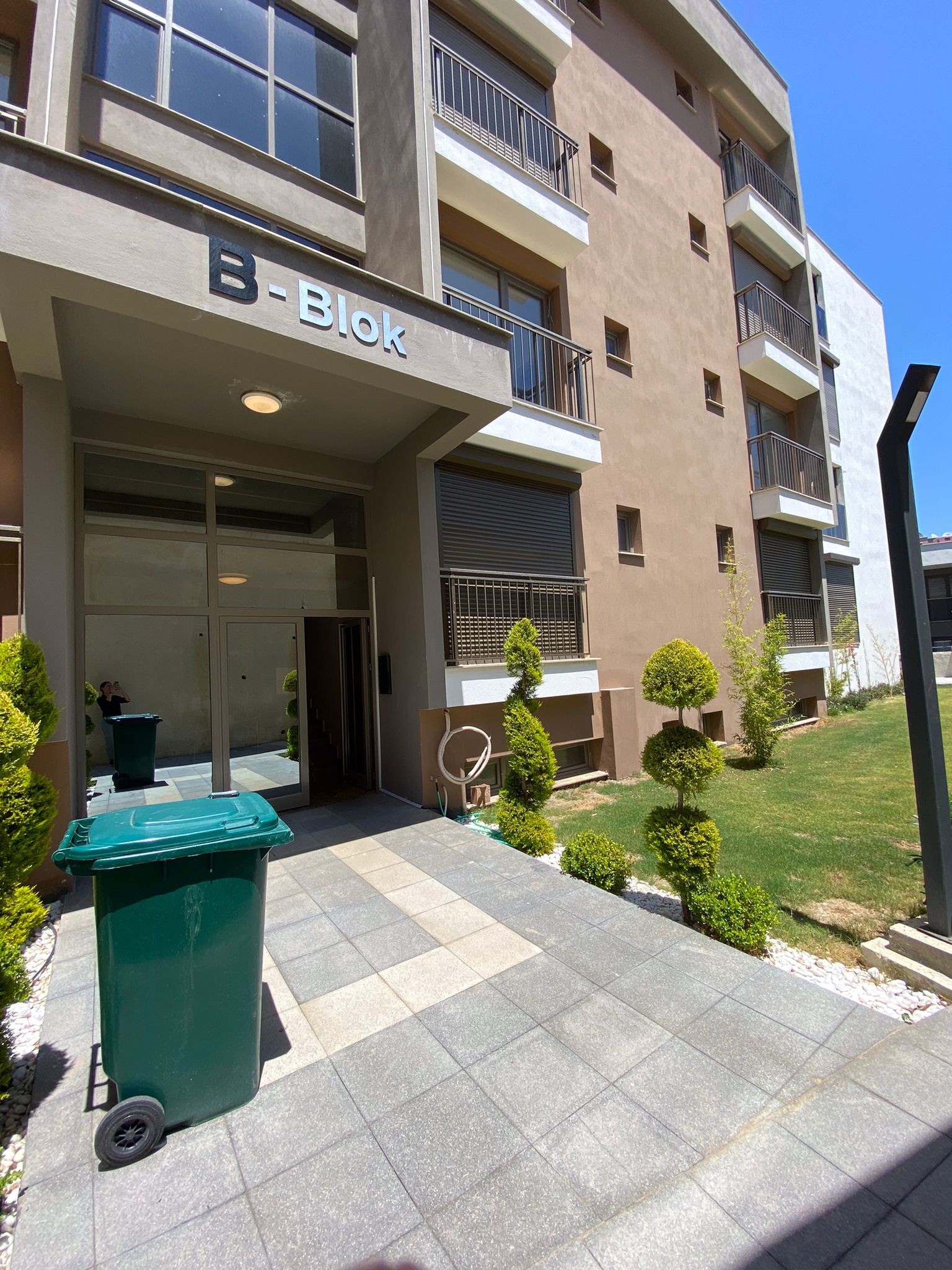 BRAND NEW SPACIOUS 2 BEDROOM APARTMENT IN TOWN