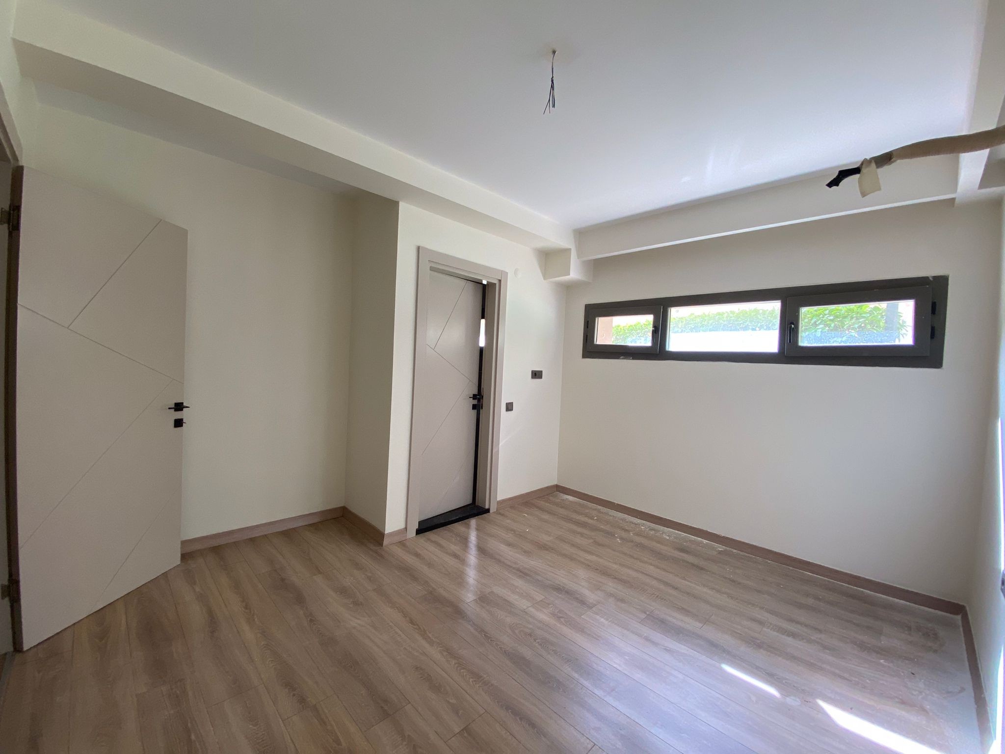 BRAND NEW SPACIOUS 2 BEDROOM APARTMENT IN TOWN