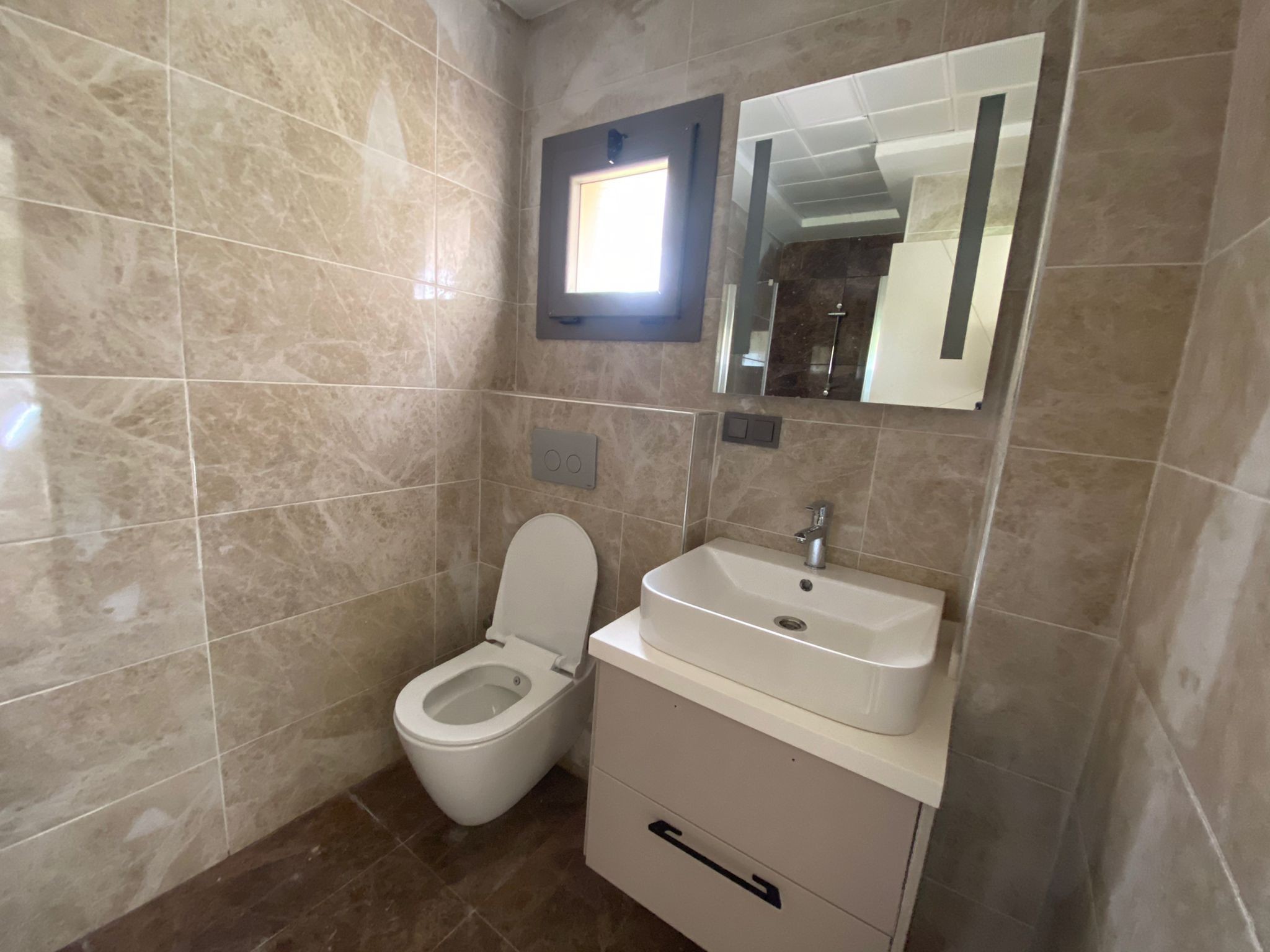 BRAND NEW SPACIOUS 2 BEDROOM APARTMENT IN TOWN