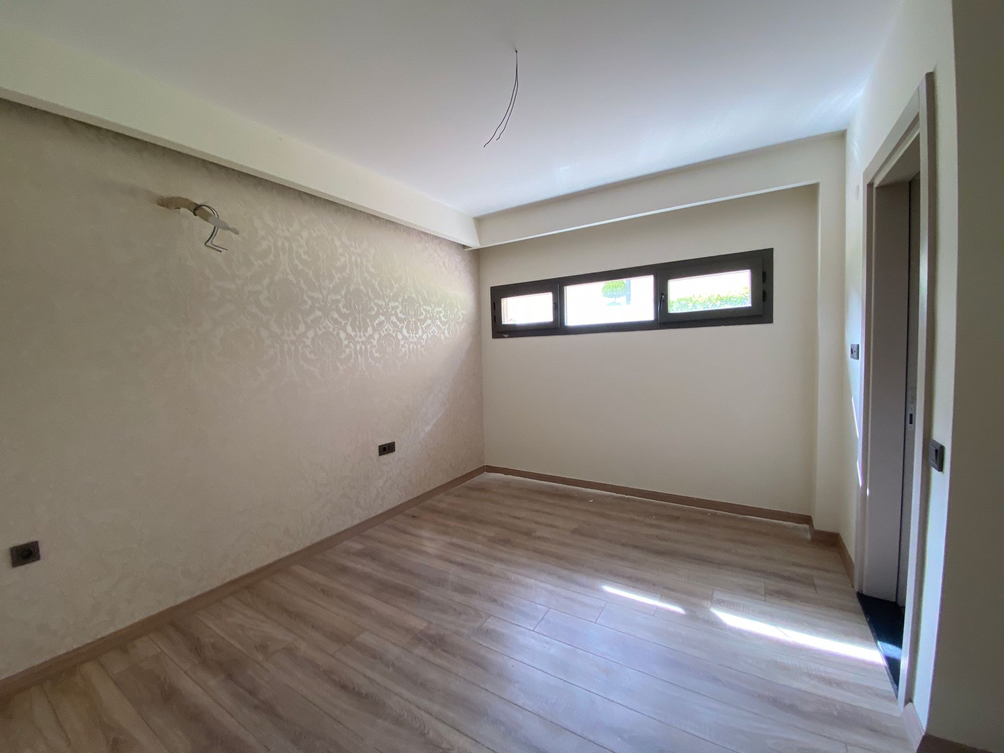 BRAND NEW SPACIOUS 2 BEDROOM APARTMENT IN TOWN