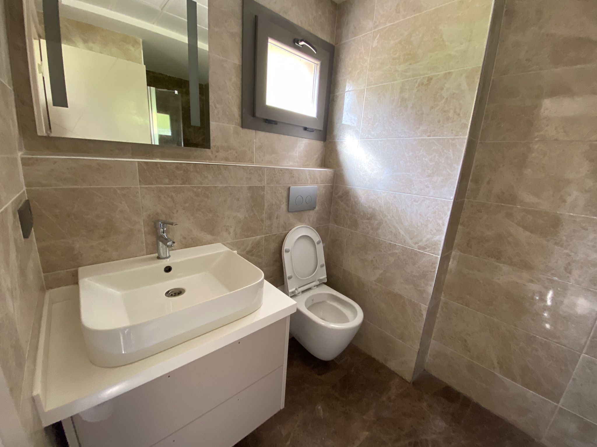 BRAND NEW SPACIOUS 2 BEDROOM APARTMENT IN TOWN