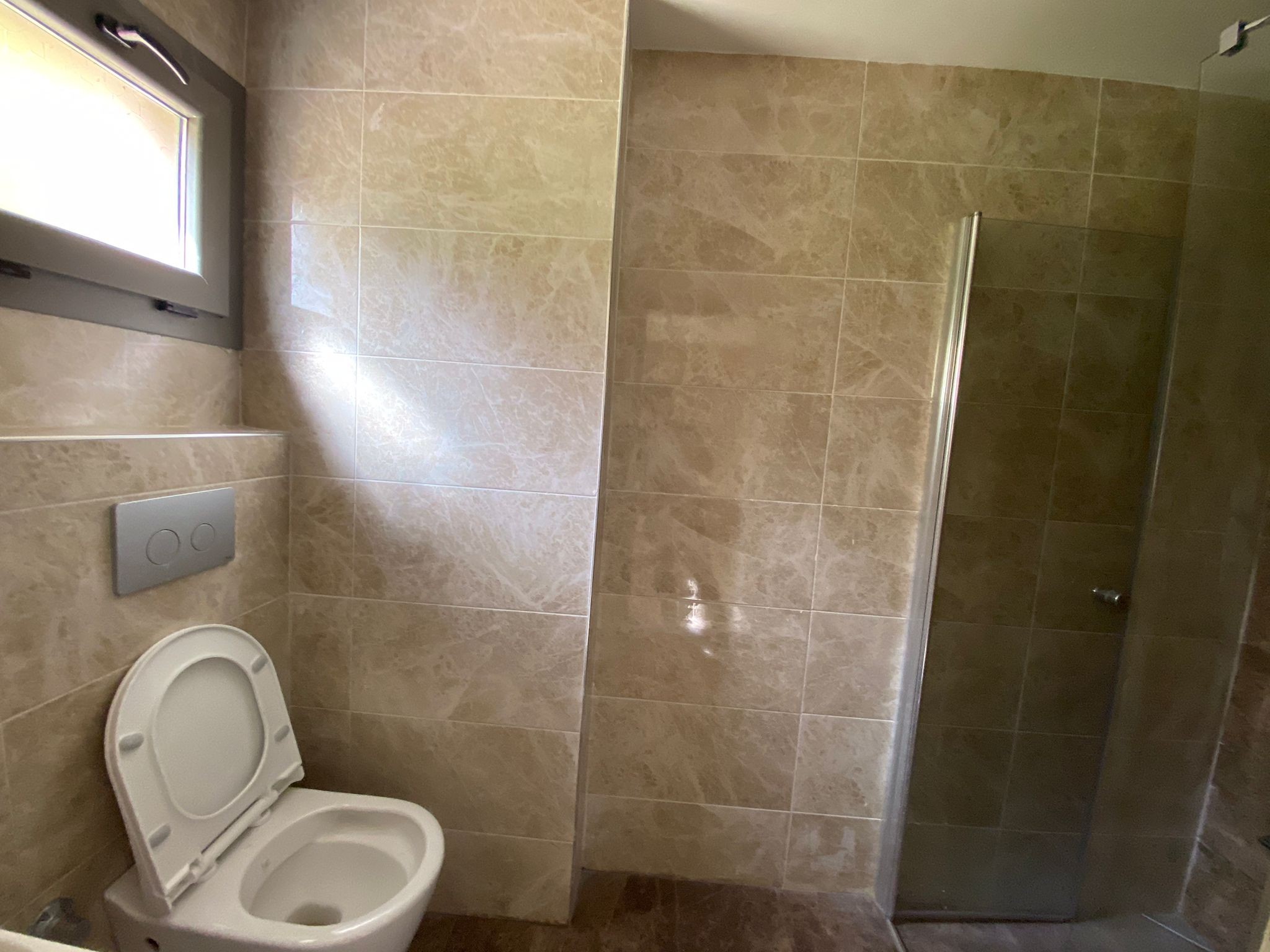 BRAND NEW SPACIOUS 2 BEDROOM APARTMENT IN TOWN