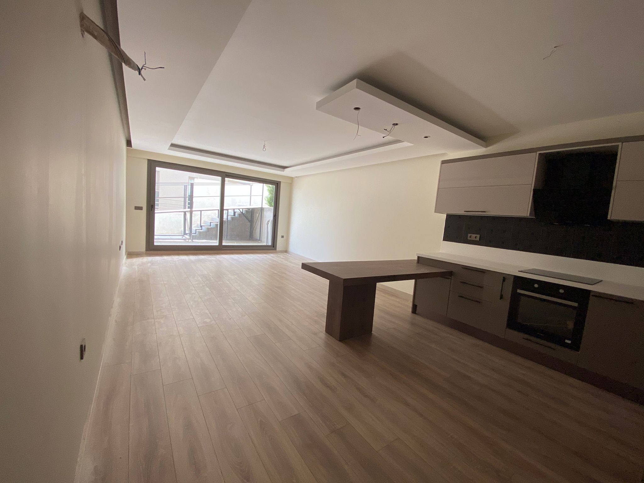BRAND NEW SPACIOUS 2 BEDROOM APARTMENT IN TOWN