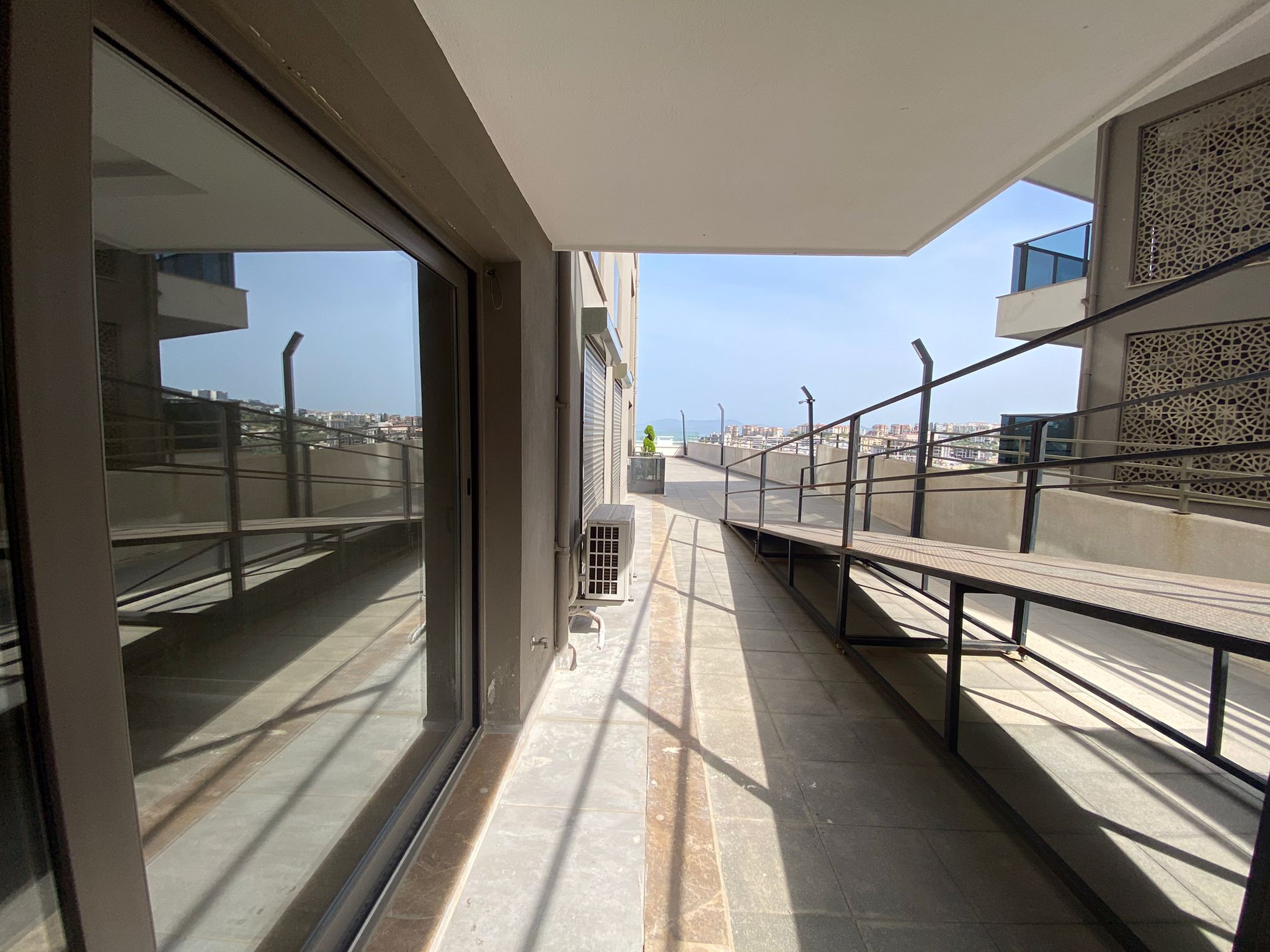 BRAND NEW SPACIOUS 2 BEDROOM APARTMENT IN TOWN