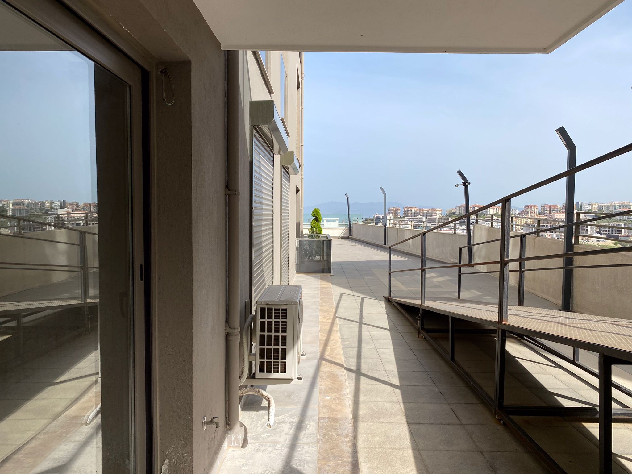 BRAND NEW SPACIOUS 2 BEDROOM APARTMENT IN TOWN